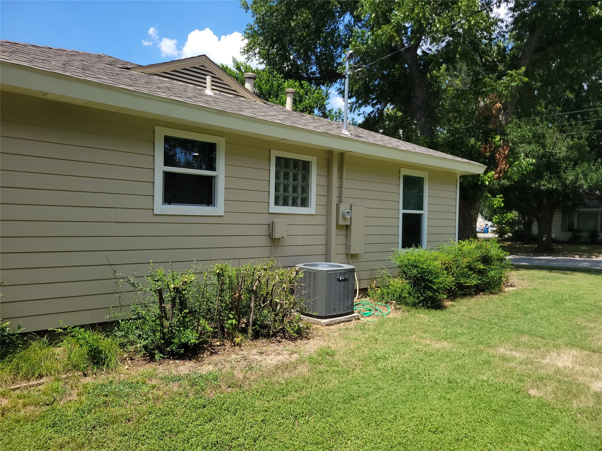 Single Family Residence For Rent in Tarrant County , 503 W Nash Street, Grapevine, Texas 76051, 2 Bedroom, 1 Bathroom, 1 Garage spaces, 792 Sqft, built in 1952, mls#21322558, Real Estate Agent in Grapevine, Homes For Rent in Tarrant county, Homes For Rent in Grapevine, Realtor in Grapevine Texas, Real Estate Brokerage Independent Realty Texas, Luminita Cordes Realtor