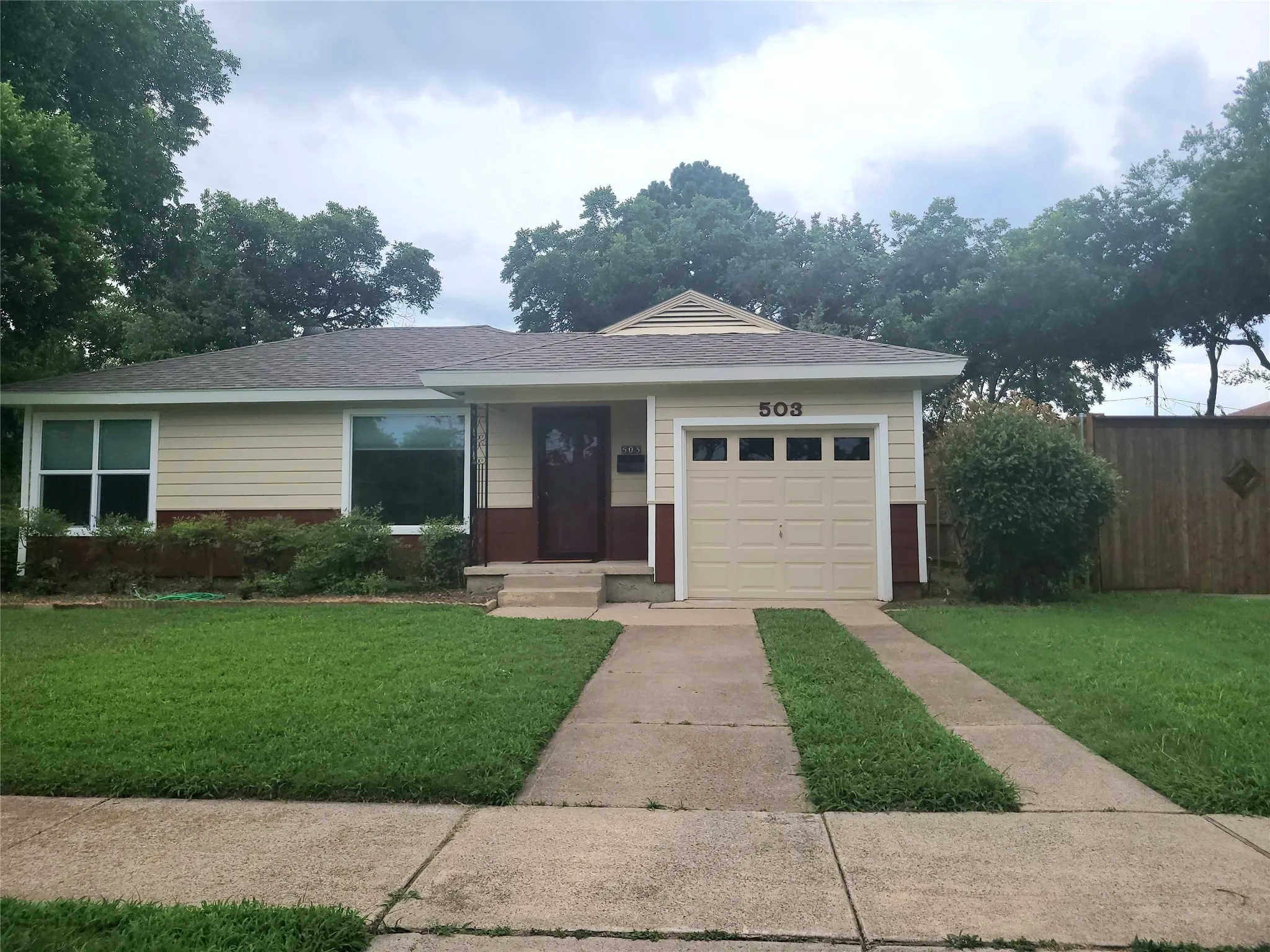 Single Family Residence For Rent in Tarrant County , 503 W Nash Street, Grapevine, Texas 76051, 2 Bedroom, 1 Bathroom, 1 Garage spaces, 792 Sqft, built in 1952, mls#21322558, Real Estate Agent in Grapevine, Homes For Rent in Tarrant county, Homes For Rent in Grapevine, Realtor in Grapevine Texas, Real Estate Brokerage Independent Realty Texas, Luminita Cordes Realtor
