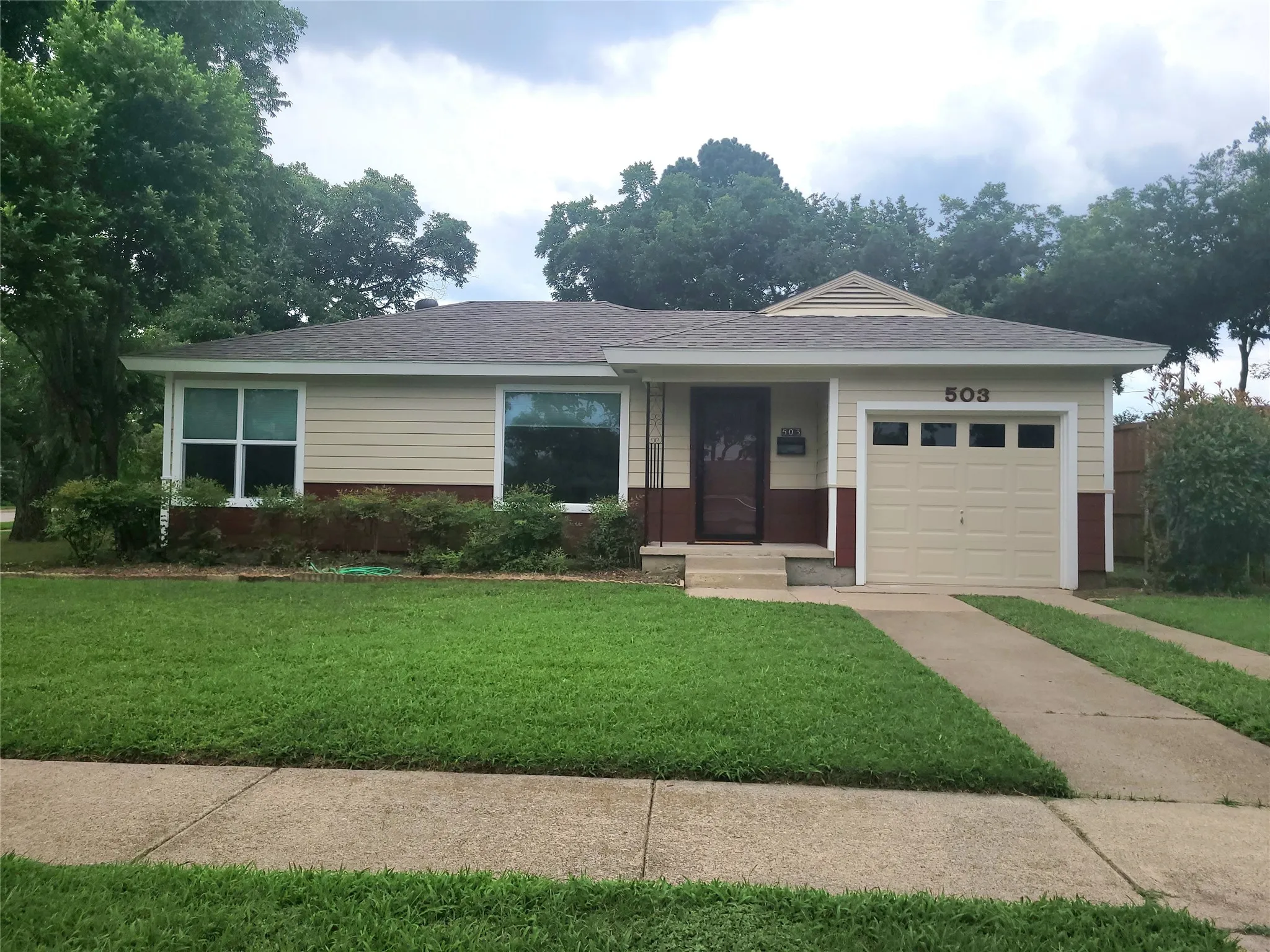 Single Family Residence For Rent in Tarrant County , 503 W Nash Street, Grapevine, Texas 76051, 2 Bedroom, 1 Bathroom, 1 Garage spaces, 792 Sqft, built in 1952, mls#21322558, Real Estate Agent in Grapevine, Homes For Rent in Tarrant county, Homes For Rent in Grapevine, Realtor in Grapevine Texas, Real Estate Brokerage Independent Realty Texas, Luminita Cordes Realtor