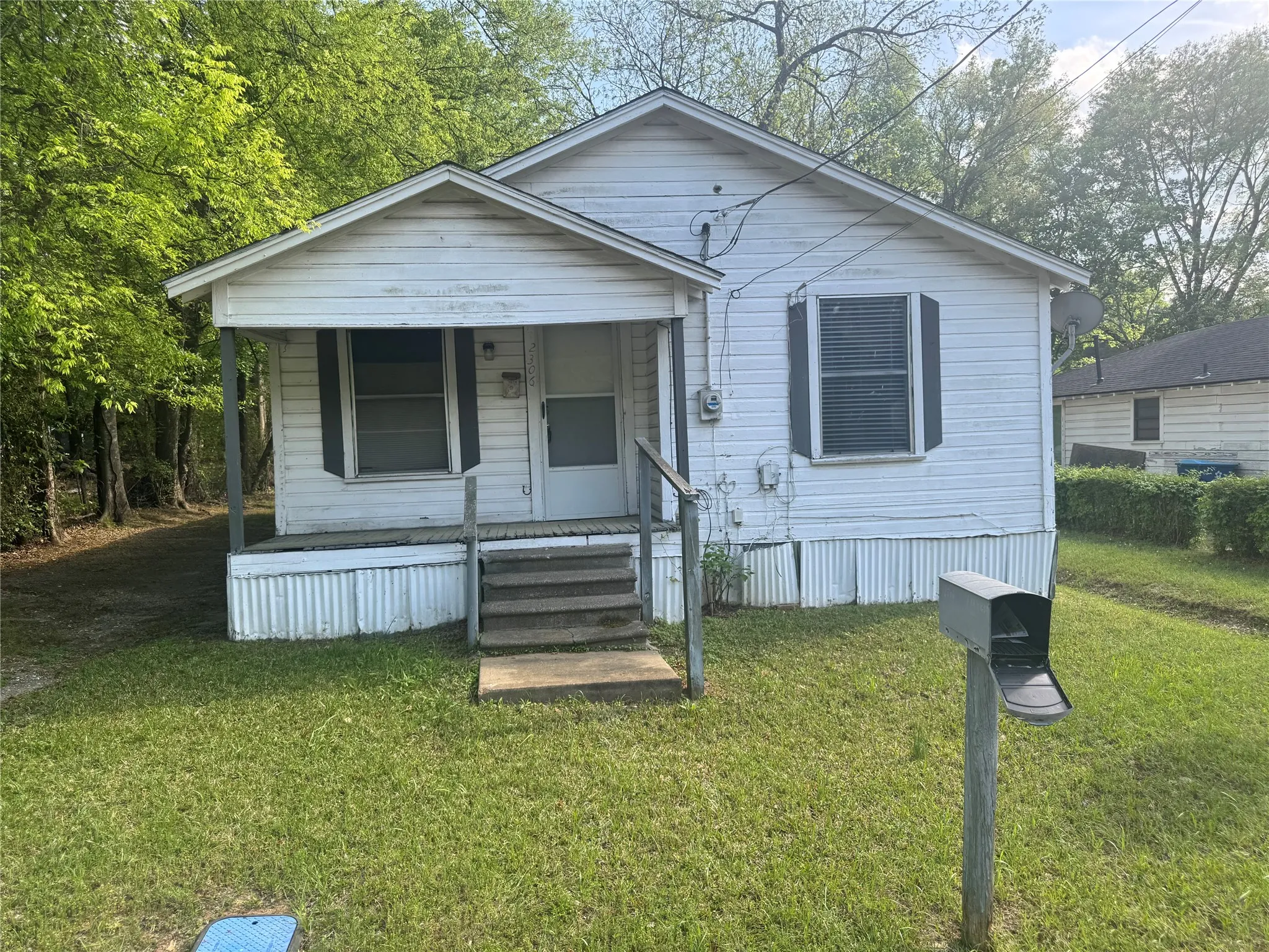 Single Family Residence For Sale in Harrison County , 2306 Frank Street, Marshall, Texas 75670, 3 Bedroom, 1 Bathroom, Garage spaces, 684 Sqft, built in 1948, mls#21322515, Real Estate Agent in Marshall, Homes For Sale in Harrison county, Homes For Sale in Marshall, Realtor in Marshall Texas, Real Estate Brokerage Independent Realty Texas, Luminita Cordes Realtor