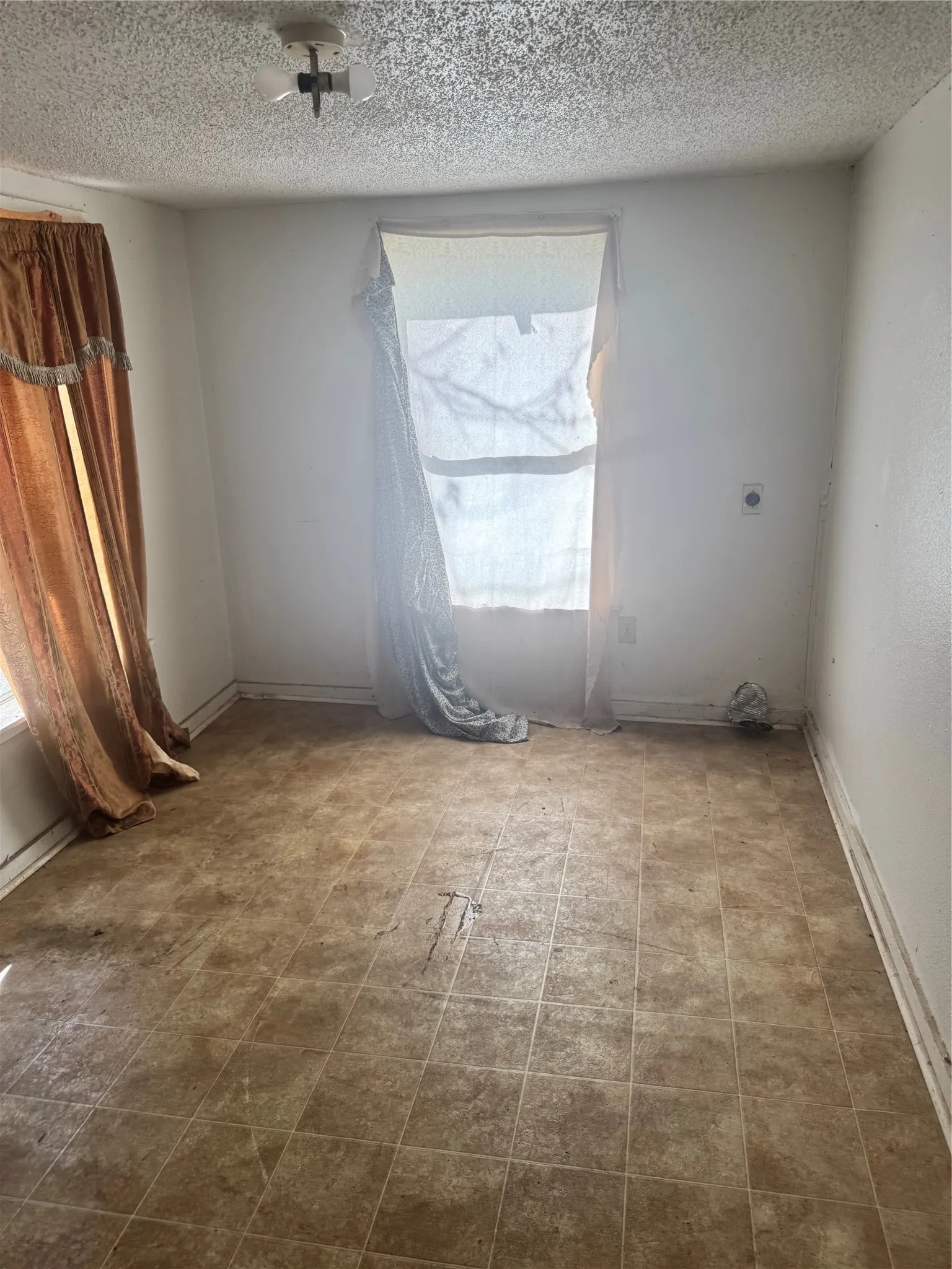 Single Family Residence For Sale in Harrison County , 2306 Frank Street, Marshall, Texas 75670, 3 Bedroom, 1 Bathroom, Garage spaces, 684 Sqft, built in 1948, mls#21322515, Real Estate Agent in Marshall, Homes For Sale in Harrison county, Homes For Sale in Marshall, Realtor in Marshall Texas, Real Estate Brokerage Independent Realty Texas, Luminita Cordes Realtor