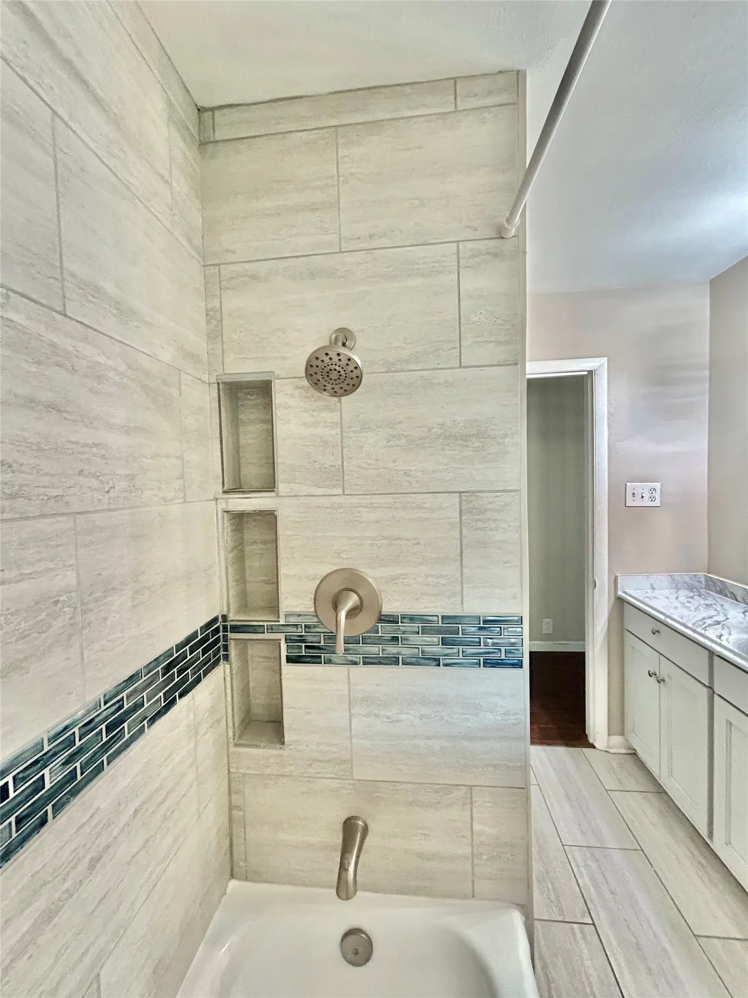 Beautiful Tub/Shower In Guest Bathroom