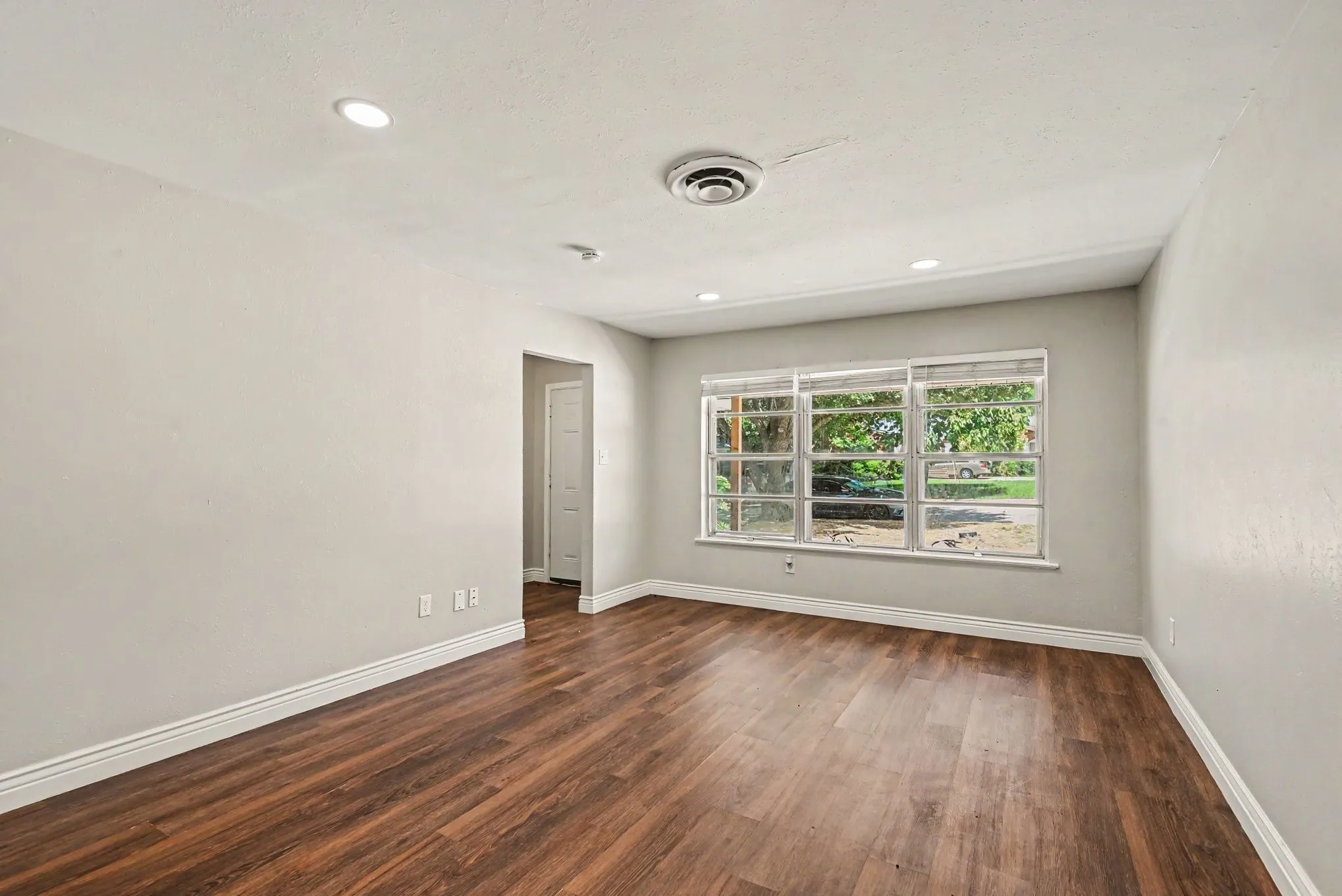 Single Family Residence For Sale in Tarrant County , 5237 Greene Avenue, Fort Worth, Texas 76133, 3 Bedroom, 2 Bathroom, 2 Garage spaces, 1,506 Sqft, built in 1959, mls#21316700, Real Estate Agent in Fort Worth, Homes For Sale in Tarrant county, Homes For Sale in Fort Worth, Realtor in Fort Worth Texas, Real Estate Brokerage Independent Realty Texas, Luminita Cordes Realtor