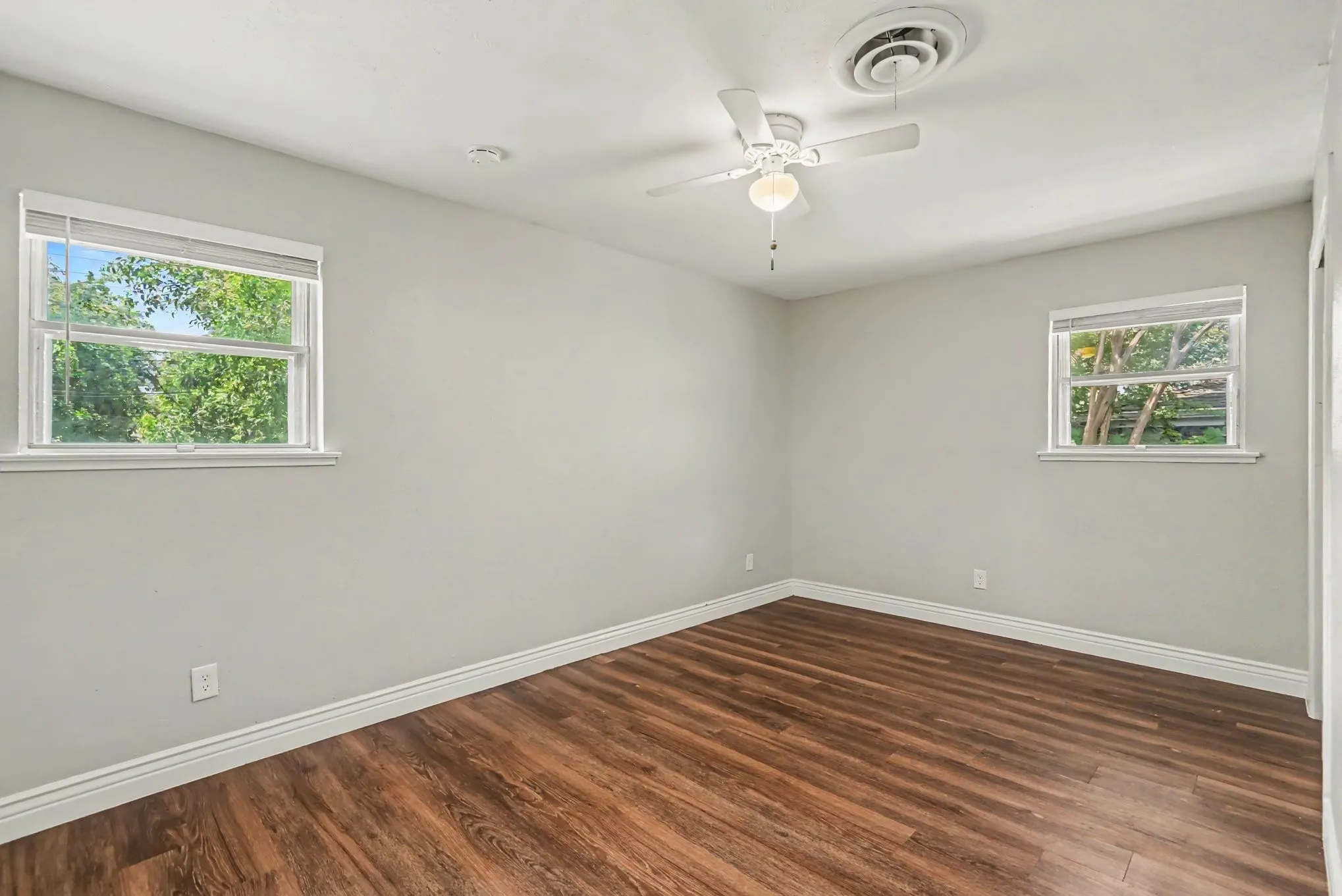 Single Family Residence For Sale in Tarrant County , 5237 Greene Avenue, Fort Worth, Texas 76133, 3 Bedroom, 2 Bathroom, 2 Garage spaces, 1,506 Sqft, built in 1959, mls#21316700, Real Estate Agent in Fort Worth, Homes For Sale in Tarrant county, Homes For Sale in Fort Worth, Realtor in Fort Worth Texas, Real Estate Brokerage Independent Realty Texas, Luminita Cordes Realtor