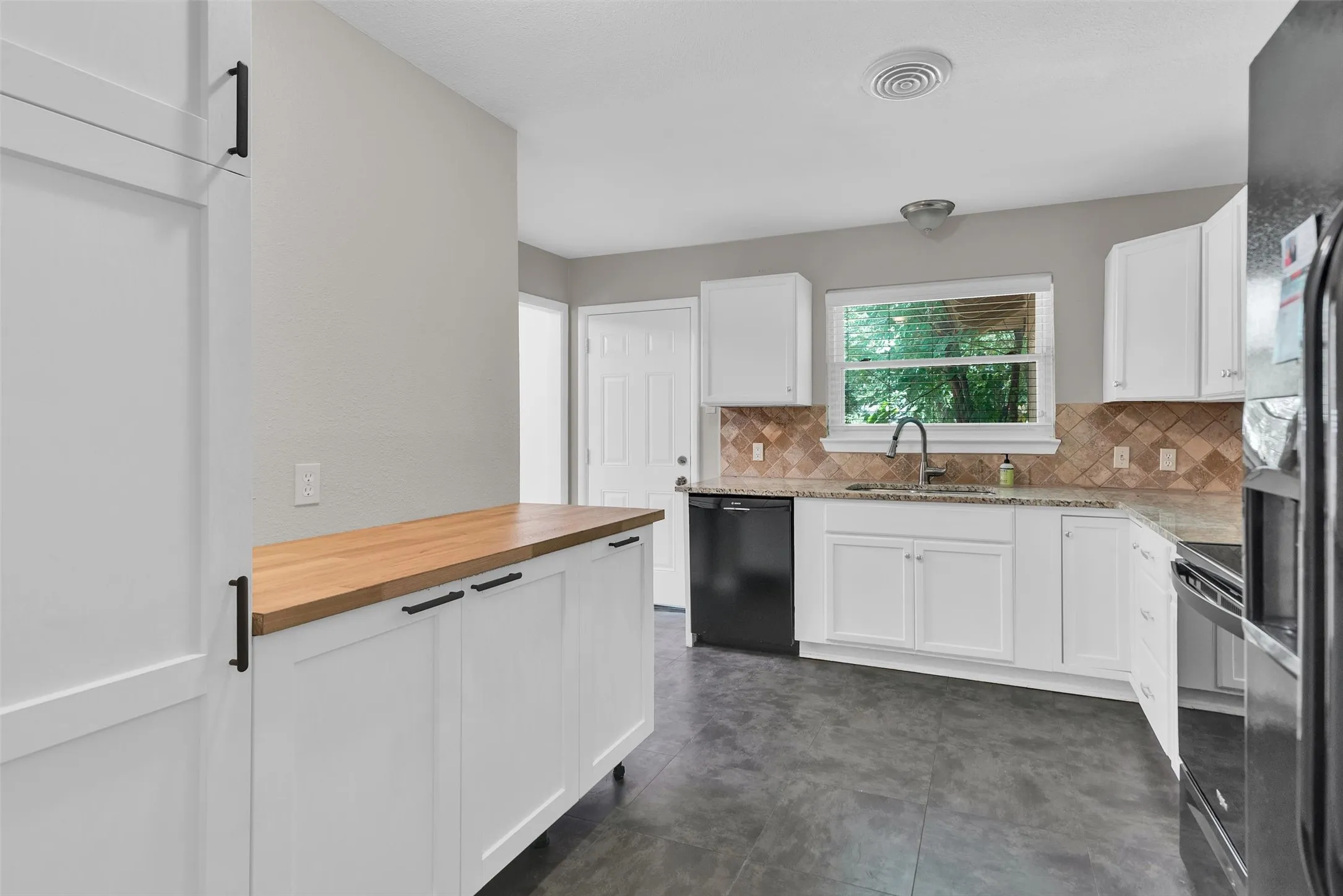 Single Family Residence For Sale in Dallas County , 2209 Costa Mesa Drive, Dallas, Texas 75228, 3 Bedroom, 1 Bathroom, 1 Garage spaces, 1,256 Sqft, built in 1955, mls#21321929, Real Estate Agent in Dallas, Homes For Sale in Dallas county, Homes For Sale in Dallas, Realtor in Dallas Texas, Real Estate Brokerage Independent Realty Texas, Luminita Cordes Realtor