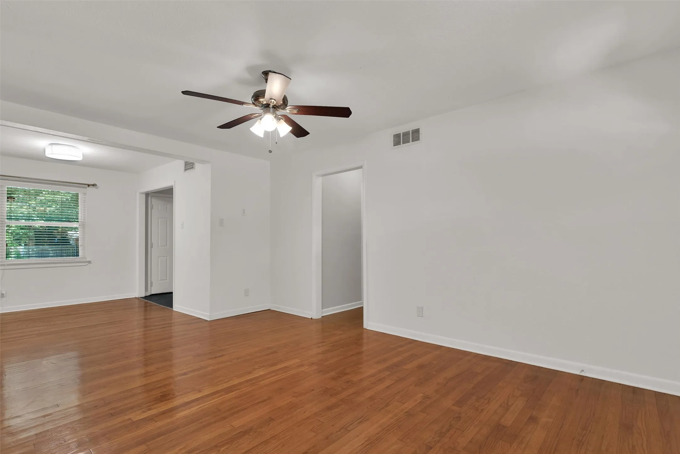 Single Family Residence For Sale in Dallas County , 2209 Costa Mesa Drive, Dallas, Texas 75228, 3 Bedroom, 1 Bathroom, 1 Garage spaces, 1,256 Sqft, built in 1955, mls#21321929, Real Estate Agent in Dallas, Homes For Sale in Dallas county, Homes For Sale in Dallas, Realtor in Dallas Texas, Real Estate Brokerage Independent Realty Texas, Luminita Cordes Realtor