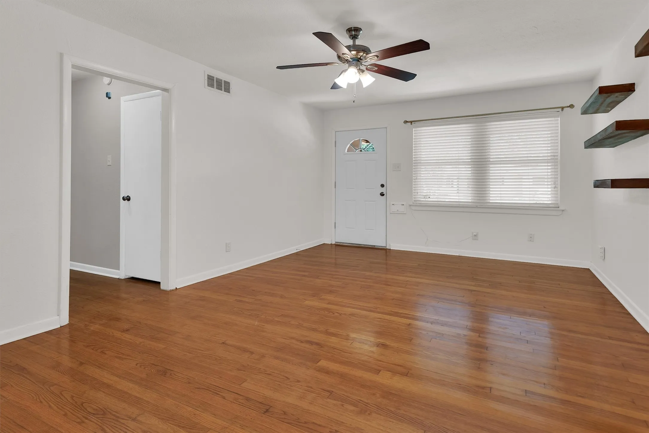 Single Family Residence For Sale in Dallas County , 2209 Costa Mesa Drive, Dallas, Texas 75228, 3 Bedroom, 1 Bathroom, 1 Garage spaces, 1,256 Sqft, built in 1955, mls#21321929, Real Estate Agent in Dallas, Homes For Sale in Dallas county, Homes For Sale in Dallas, Realtor in Dallas Texas, Real Estate Brokerage Independent Realty Texas, Luminita Cordes Realtor
