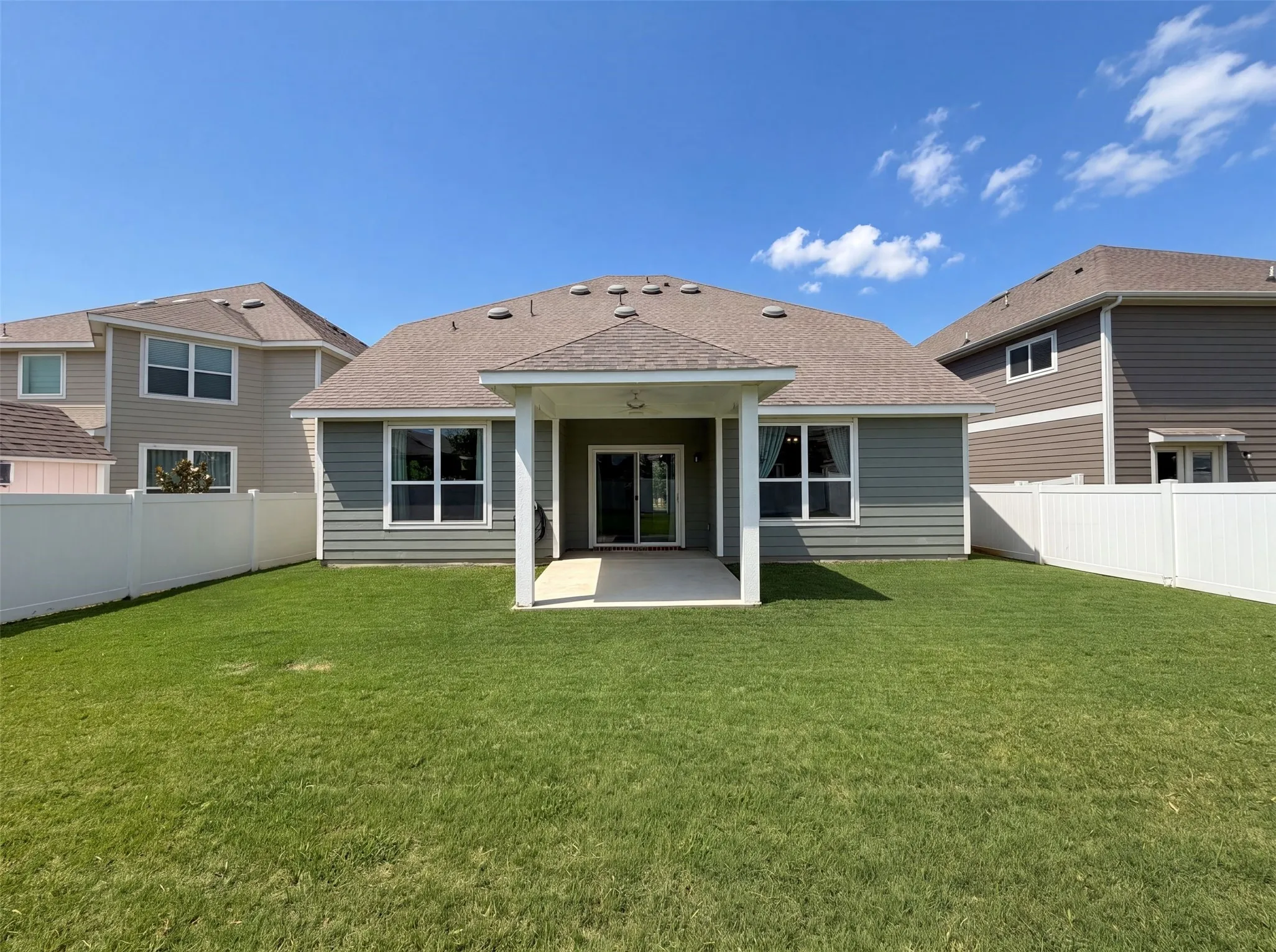 Single Family Residence For Sale in Denton County , 9165 Blackstone Drive, Providence Village, Texas 76227, 3 Bedroom, 3 Bathroom, 2 Garage spaces, 2,600 Sqft, built in 2015, mls#21322603, Real Estate Agent in Providence Village, Homes For Sale in Denton county, Homes For Sale in Providence Village, Realtor in Providence Village Texas, Real Estate Brokerage Independent Realty Texas, Luminita Cordes Realtor