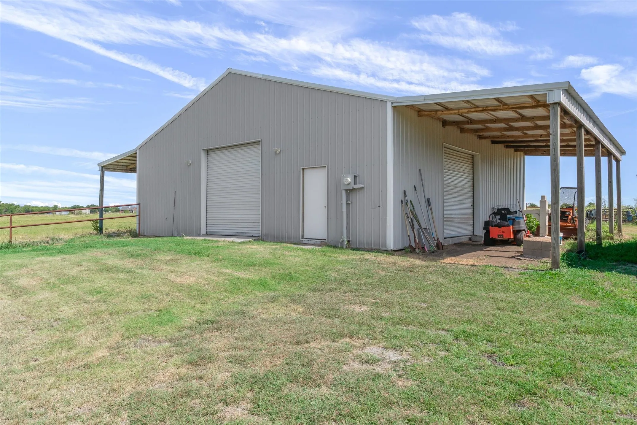 40 x 40 workshop + overhangs.