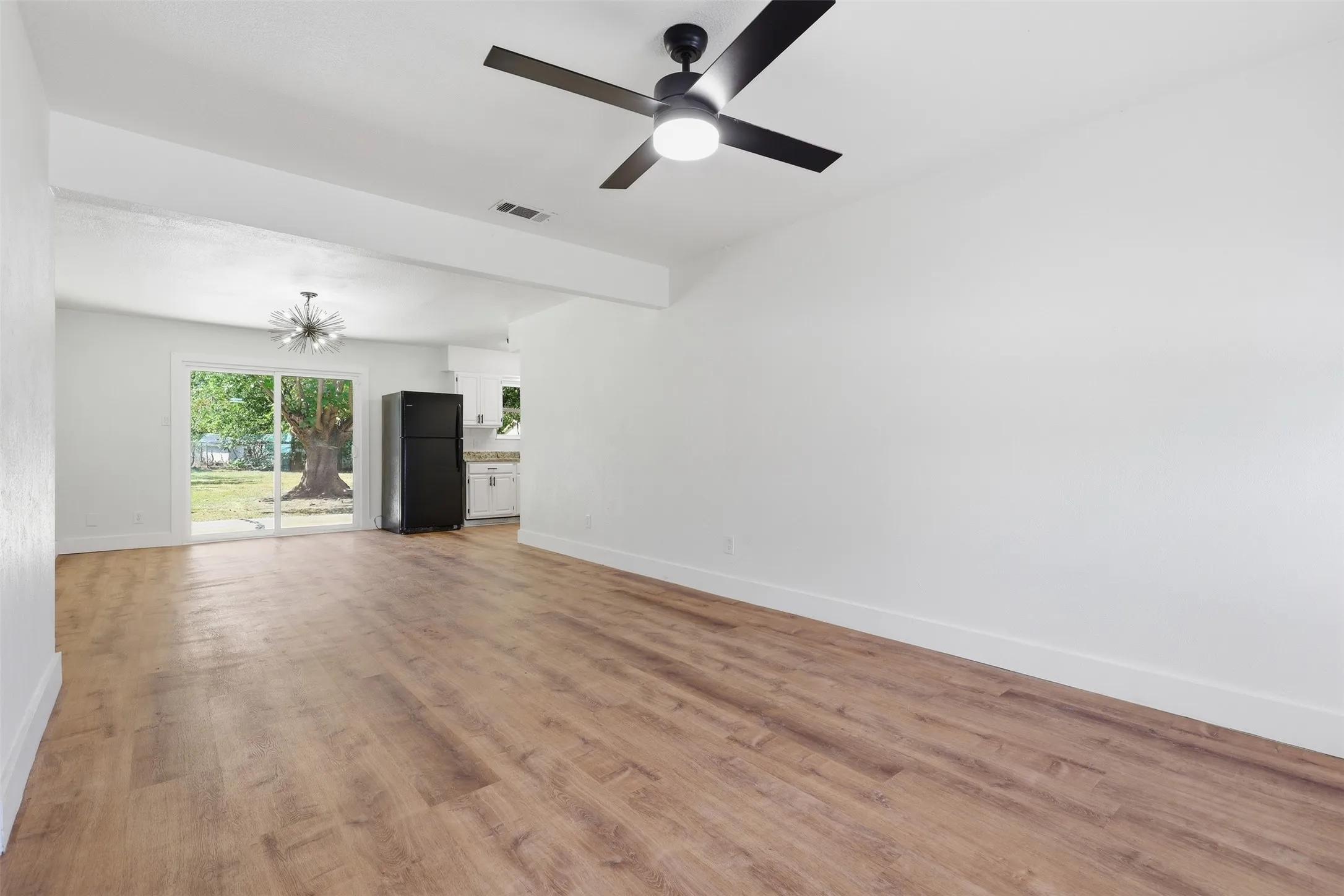 Single Family Residence For Sale in Tarrant County , 318 NE Michael Drive, Burleson, Texas 76028, 4 Bedroom, 3 Bathroom, Garage spaces, 1,624 Sqft, built in 1970, mls#21320670, Real Estate Agent in Burleson, Homes For Sale in Tarrant county, Homes For Sale in Burleson, Realtor in Burleson Texas, Real Estate Brokerage Independent Realty Texas, Luminita Cordes Realtor