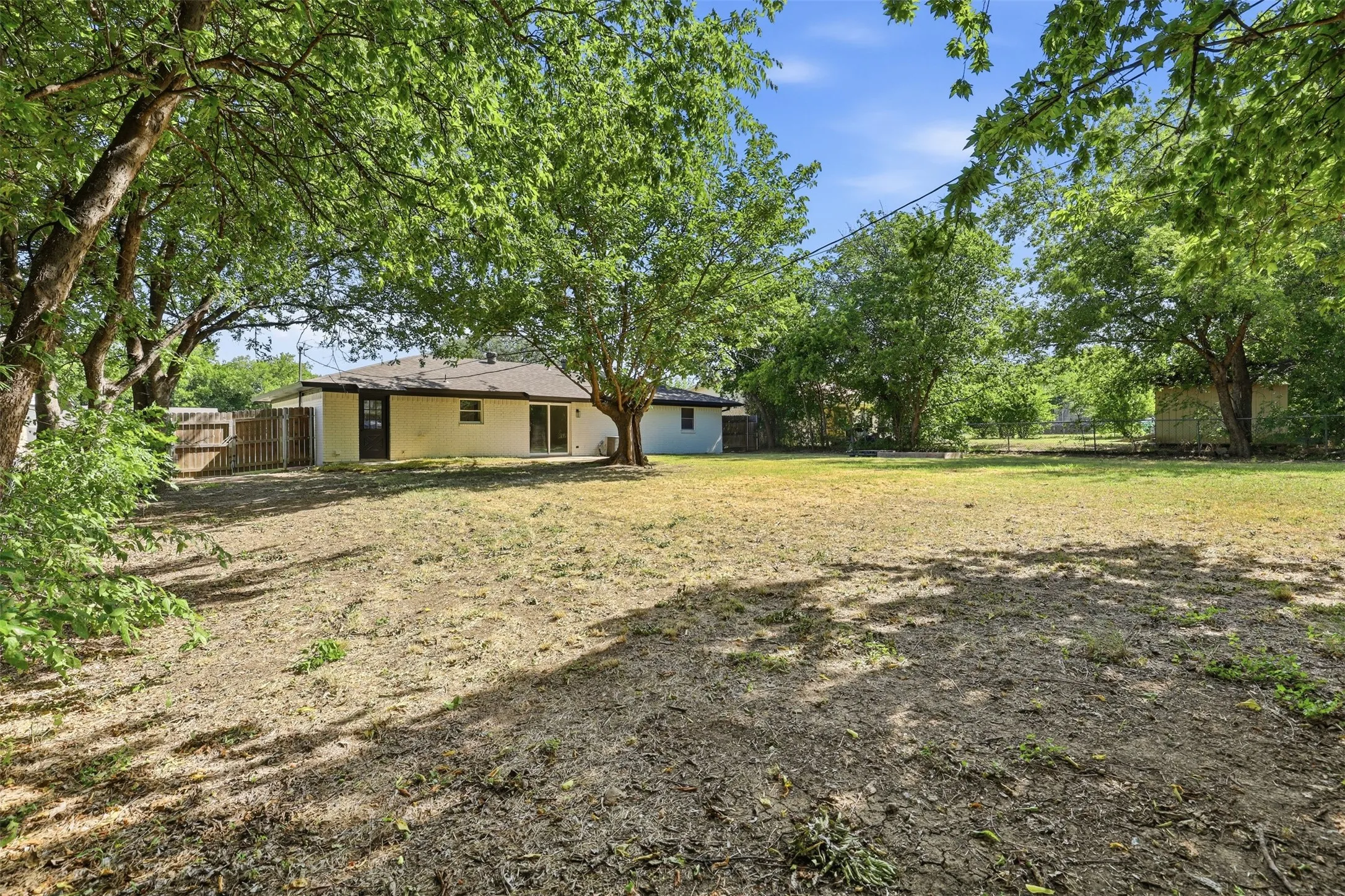 Single Family Residence For Sale in Tarrant County , 318 NE Michael Drive, Burleson, Texas 76028, 4 Bedroom, 3 Bathroom, Garage spaces, 1,624 Sqft, built in 1970, mls#21320670, Real Estate Agent in Burleson, Homes For Sale in Tarrant county, Homes For Sale in Burleson, Realtor in Burleson Texas, Real Estate Brokerage Independent Realty Texas, Luminita Cordes Realtor