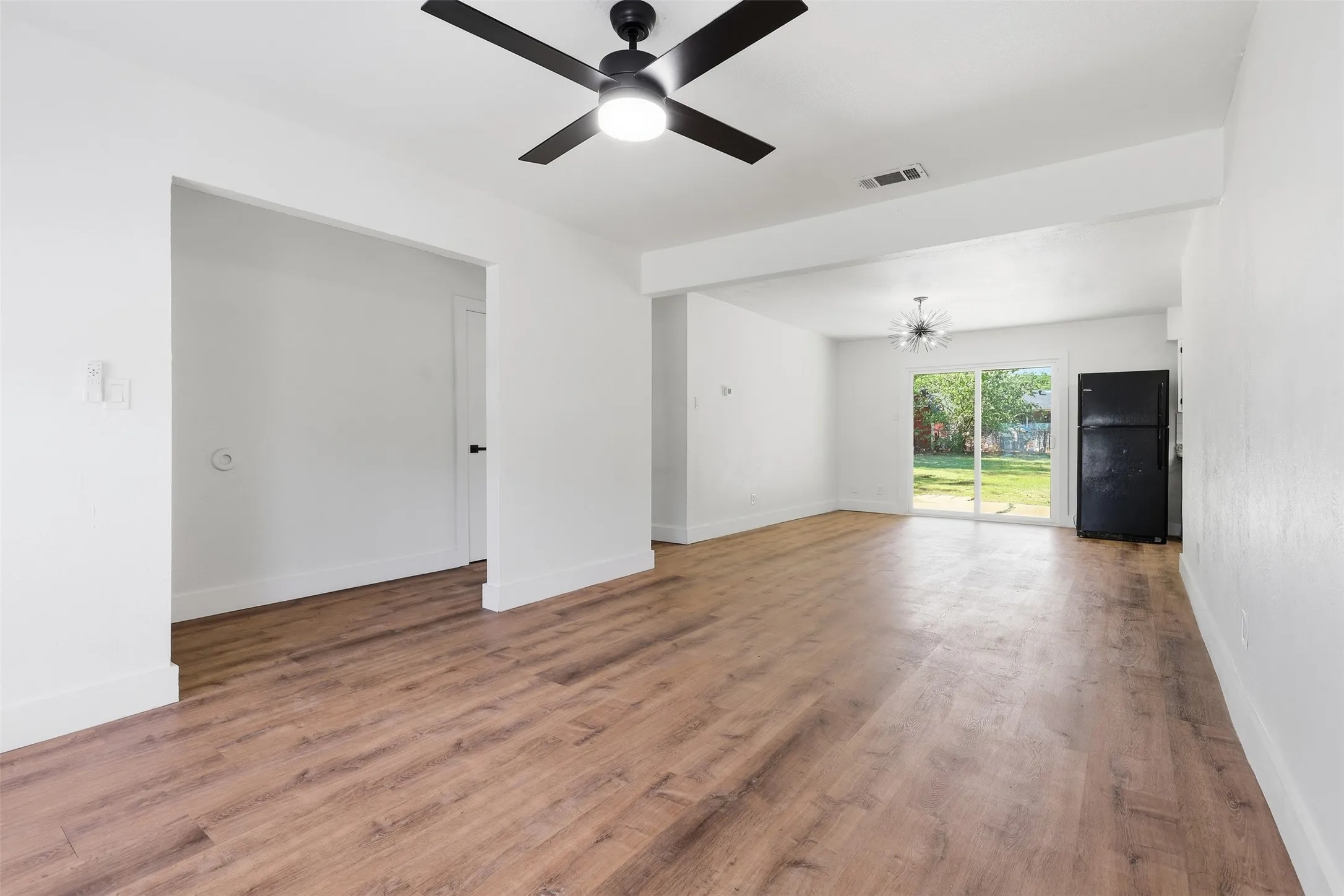 Single Family Residence For Sale in Tarrant County , 318 NE Michael Drive, Burleson, Texas 76028, 4 Bedroom, 3 Bathroom, Garage spaces, 1,624 Sqft, built in 1970, mls#21320670, Real Estate Agent in Burleson, Homes For Sale in Tarrant county, Homes For Sale in Burleson, Realtor in Burleson Texas, Real Estate Brokerage Independent Realty Texas, Luminita Cordes Realtor