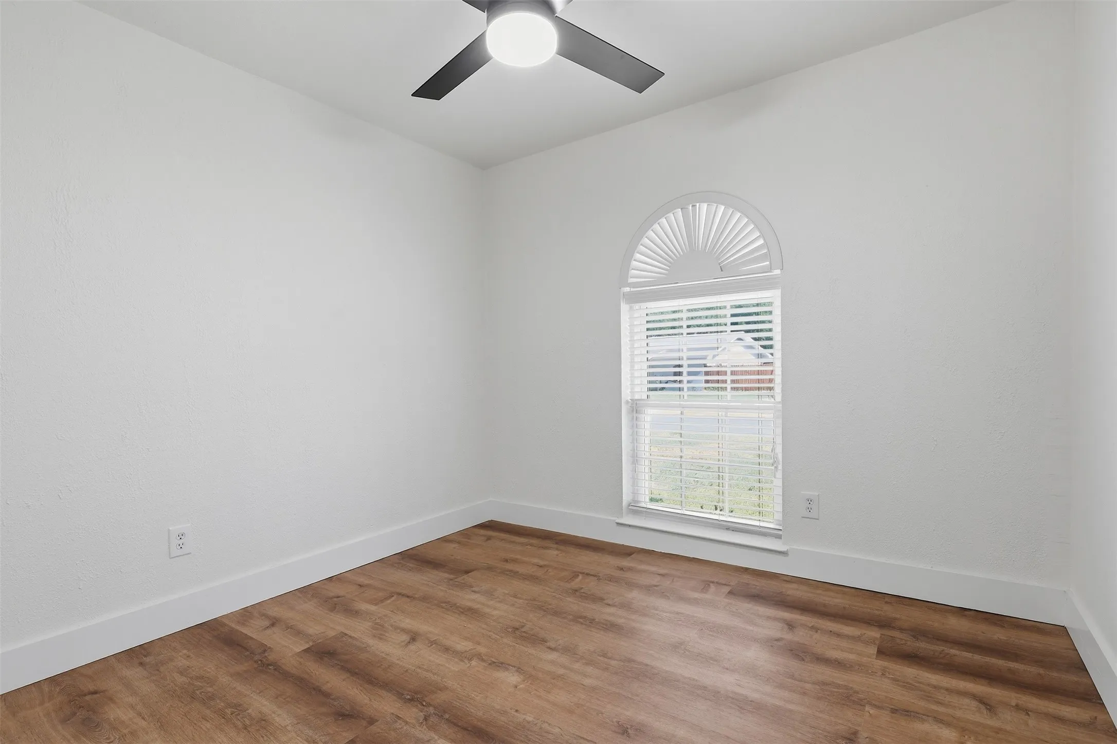 Single Family Residence For Sale in Tarrant County , 318 NE Michael Drive, Burleson, Texas 76028, 4 Bedroom, 3 Bathroom, Garage spaces, 1,624 Sqft, built in 1970, mls#21320670, Real Estate Agent in Burleson, Homes For Sale in Tarrant county, Homes For Sale in Burleson, Realtor in Burleson Texas, Real Estate Brokerage Independent Realty Texas, Luminita Cordes Realtor