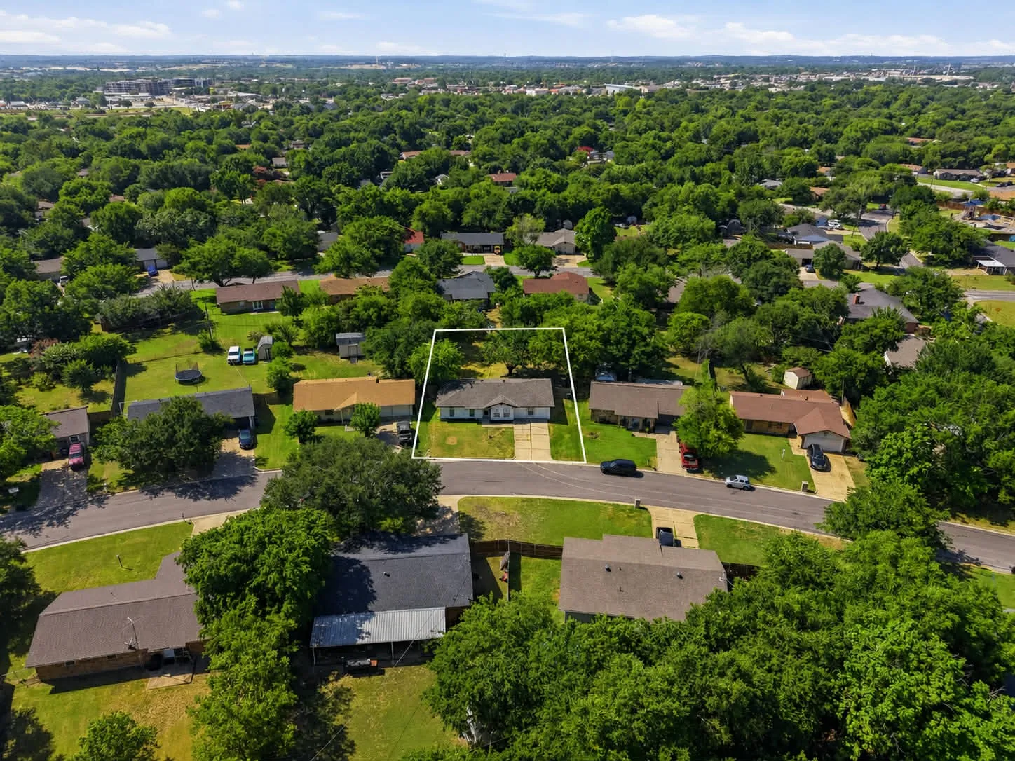 Single Family Residence For Sale in Tarrant County , 318 NE Michael Drive, Burleson, Texas 76028, 4 Bedroom, 3 Bathroom, Garage spaces, 1,624 Sqft, built in 1970, mls#21320670, Real Estate Agent in Burleson, Homes For Sale in Tarrant county, Homes For Sale in Burleson, Realtor in Burleson Texas, Real Estate Brokerage Independent Realty Texas, Luminita Cordes Realtor