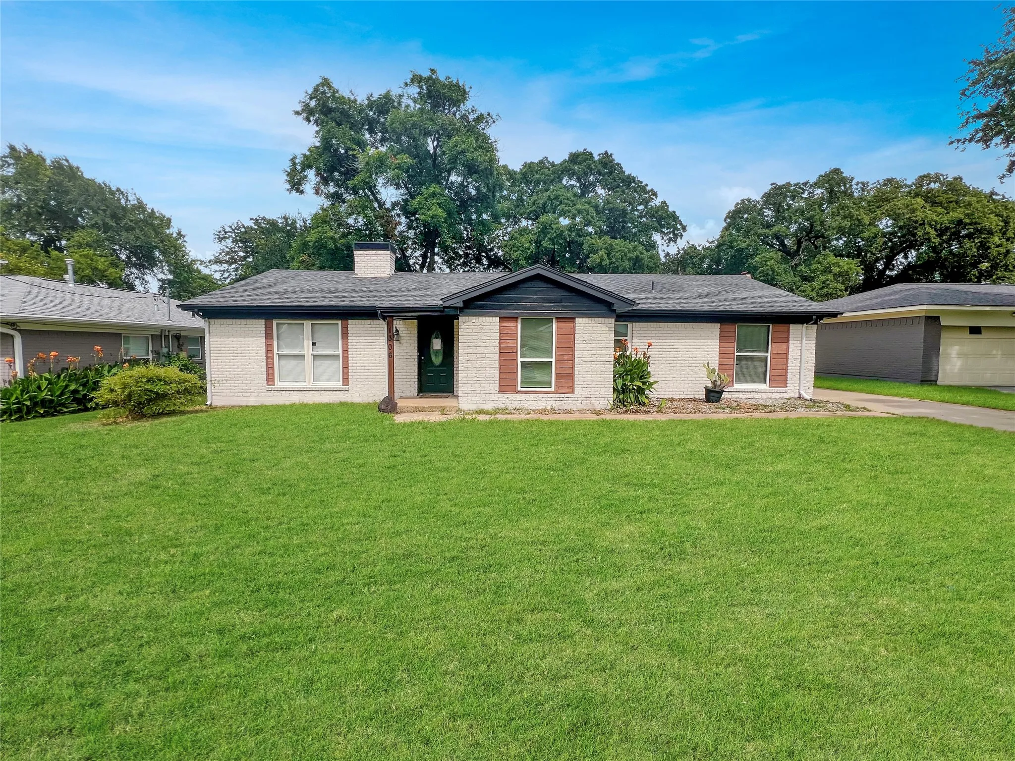 Single Family Residence For Sale in Dallas County , 1306 Elby Street, Irving, Texas 75061, 4 Bedroom, 2 Bathroom, Garage spaces, 2,397 Sqft, built in 1961, mls#21322542, Real Estate Agent in Irving, Homes For Sale in Dallas county, Homes For Sale in Irving, Realtor in Irving Texas, Real Estate Brokerage Independent Realty Texas, Luminita Cordes Realtor