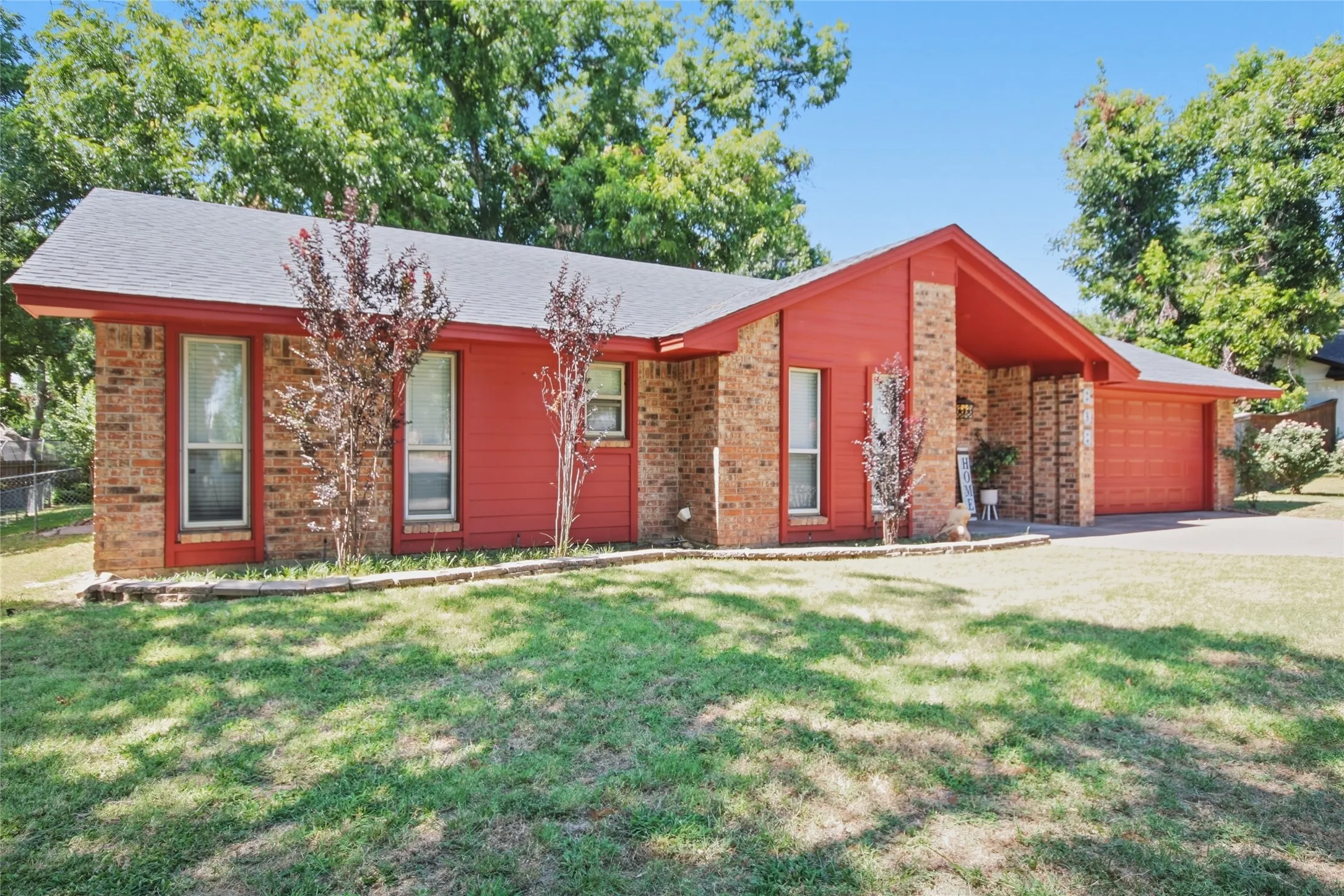 Single Family Residence For Sale in Parker County , 808 Hilltop Drive, Weatherford, Texas 76086, 3 Bedroom, 2 Bathroom, 2 Garage spaces, 2,098 Sqft, built in 1977, mls#21309735, Real Estate Agent in Weatherford, Homes For Sale in Parker county, Homes For Sale in Weatherford, Realtor in Weatherford Texas, Real Estate Brokerage Independent Realty Texas, Luminita Cordes Realtor