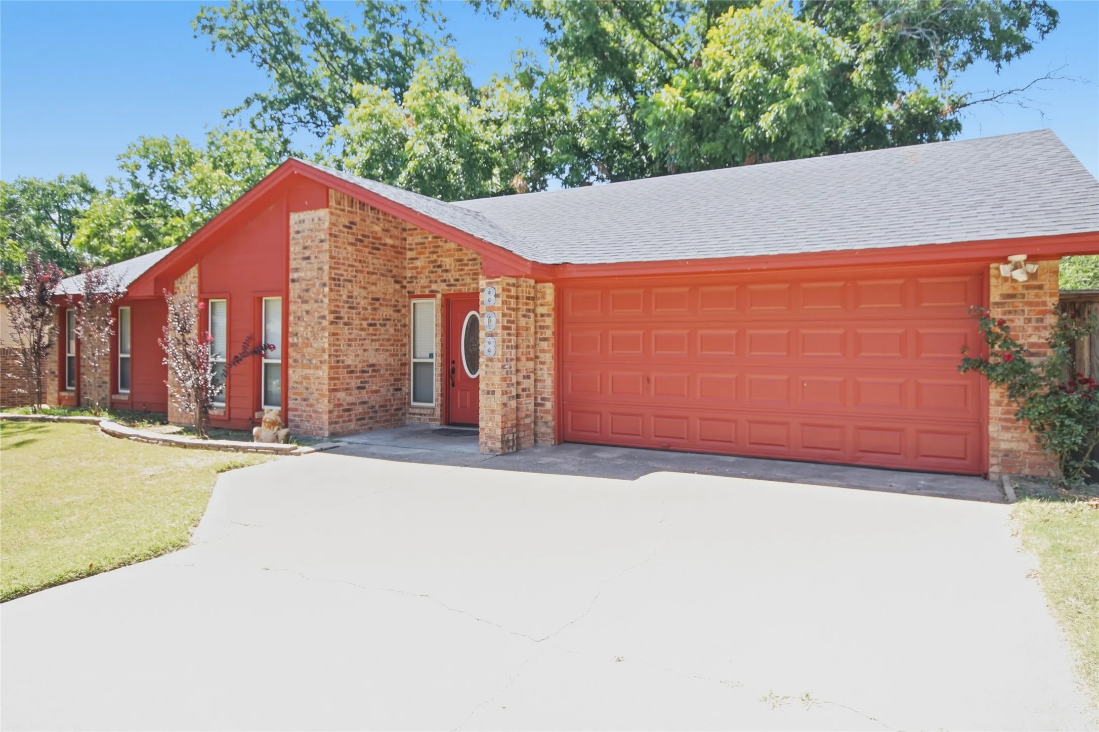 Single Family Residence For Sale in Parker County , 808 Hilltop Drive, Weatherford, Texas 76086, 3 Bedroom, 2 Bathroom, 2 Garage spaces, 2,098 Sqft, built in 1977, mls#21309735, Real Estate Agent in Weatherford, Homes For Sale in Parker county, Homes For Sale in Weatherford, Realtor in Weatherford Texas, Real Estate Brokerage Independent Realty Texas, Luminita Cordes Realtor