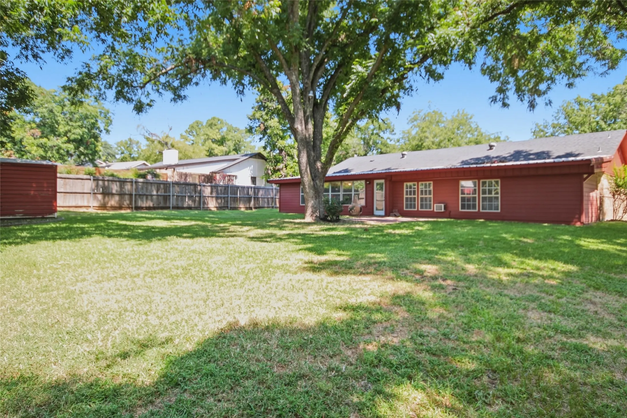 Single Family Residence For Sale in Parker County , 808 Hilltop Drive, Weatherford, Texas 76086, 3 Bedroom, 2 Bathroom, 2 Garage spaces, 2,098 Sqft, built in 1977, mls#21309735, Real Estate Agent in Weatherford, Homes For Sale in Parker county, Homes For Sale in Weatherford, Realtor in Weatherford Texas, Real Estate Brokerage Independent Realty Texas, Luminita Cordes Realtor