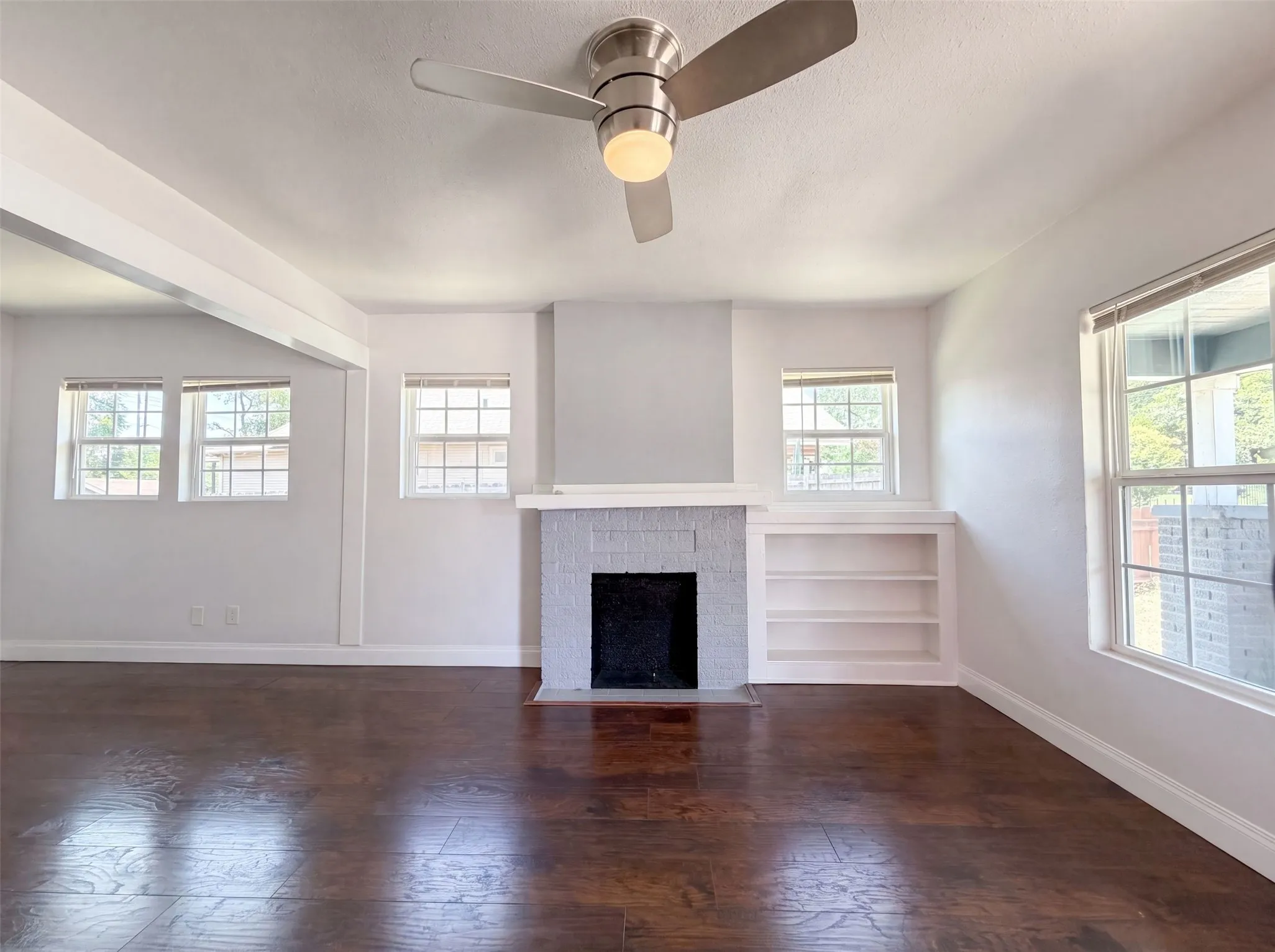 Single Family Residence For Sale in Tarrant County , 2832 Avenue I, Fort Worth, Texas 76105, 2 Bedroom, 1 Bathroom, Garage spaces, 902 Sqft, built in 1928, mls#21322627, Real Estate Agent in Fort Worth, Homes For Sale in Tarrant county, Homes For Sale in Fort Worth, Realtor in Fort Worth Texas, Real Estate Brokerage Independent Realty Texas, Luminita Cordes Realtor