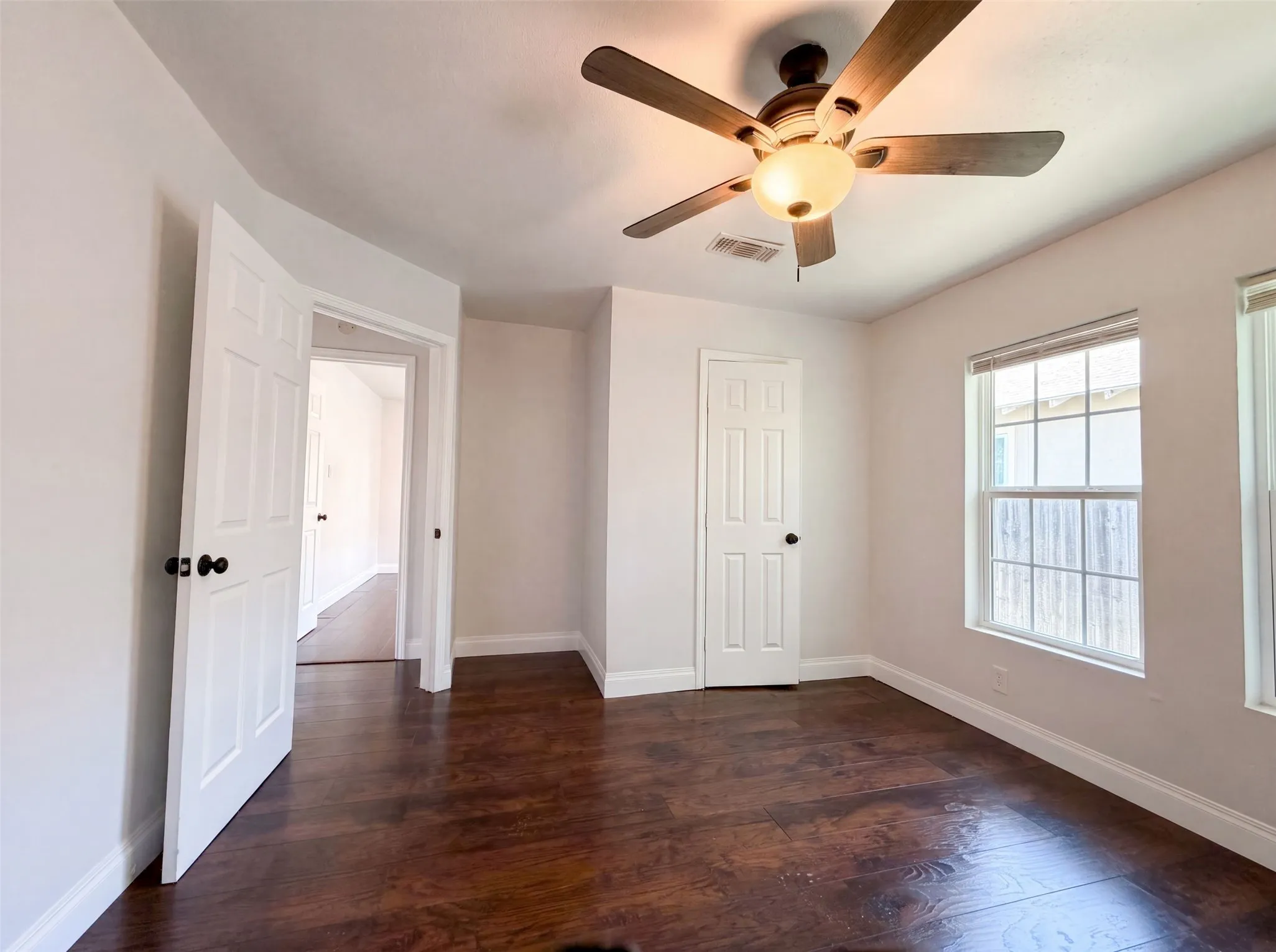 Single Family Residence For Sale in Tarrant County , 2832 Avenue I, Fort Worth, Texas 76105, 2 Bedroom, 1 Bathroom, Garage spaces, 902 Sqft, built in 1928, mls#21322627, Real Estate Agent in Fort Worth, Homes For Sale in Tarrant county, Homes For Sale in Fort Worth, Realtor in Fort Worth Texas, Real Estate Brokerage Independent Realty Texas, Luminita Cordes Realtor