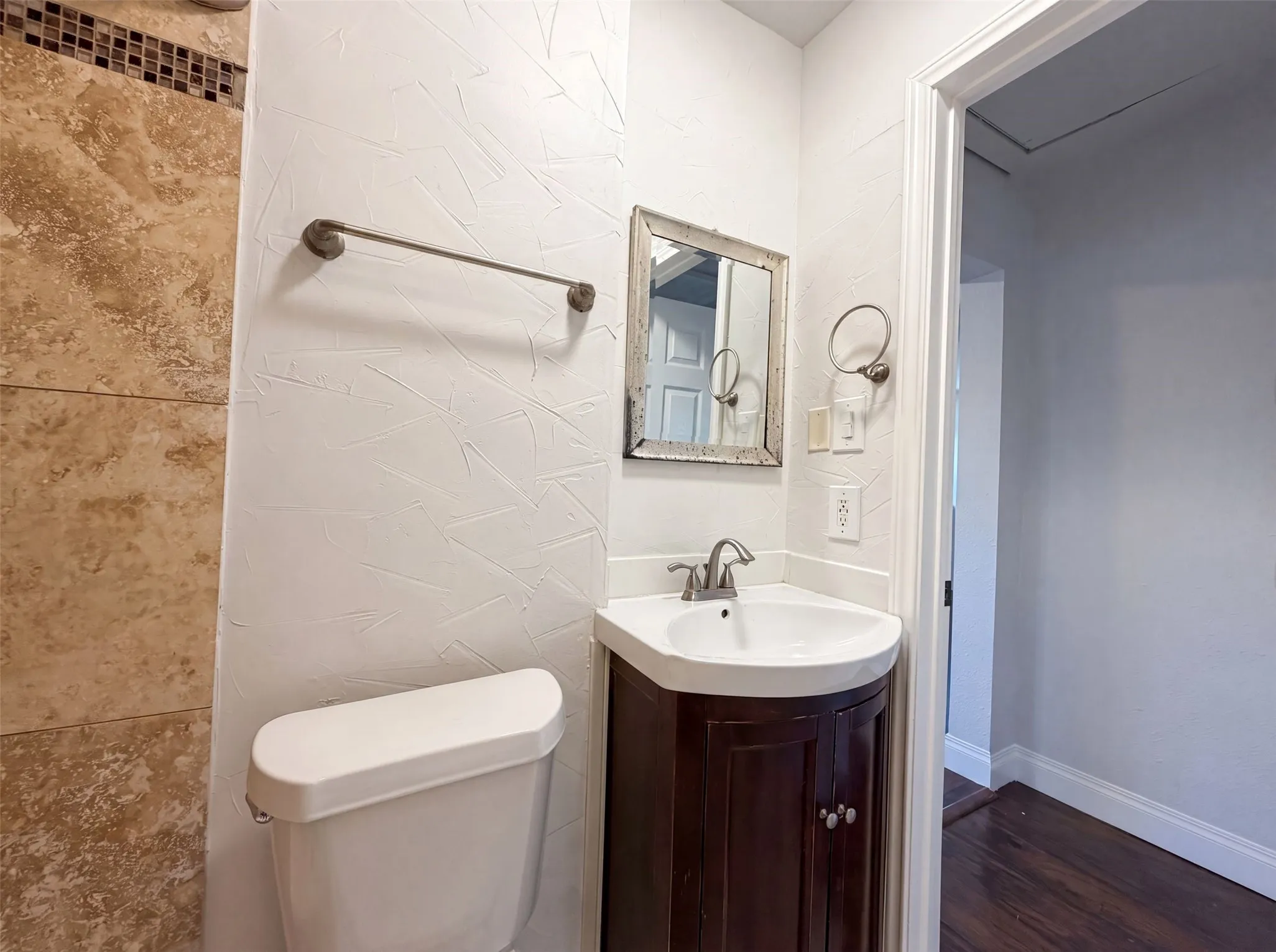 Single Family Residence For Sale in Tarrant County , 2832 Avenue I, Fort Worth, Texas 76105, 2 Bedroom, 1 Bathroom, Garage spaces, 902 Sqft, built in 1928, mls#21322627, Real Estate Agent in Fort Worth, Homes For Sale in Tarrant county, Homes For Sale in Fort Worth, Realtor in Fort Worth Texas, Real Estate Brokerage Independent Realty Texas, Luminita Cordes Realtor
