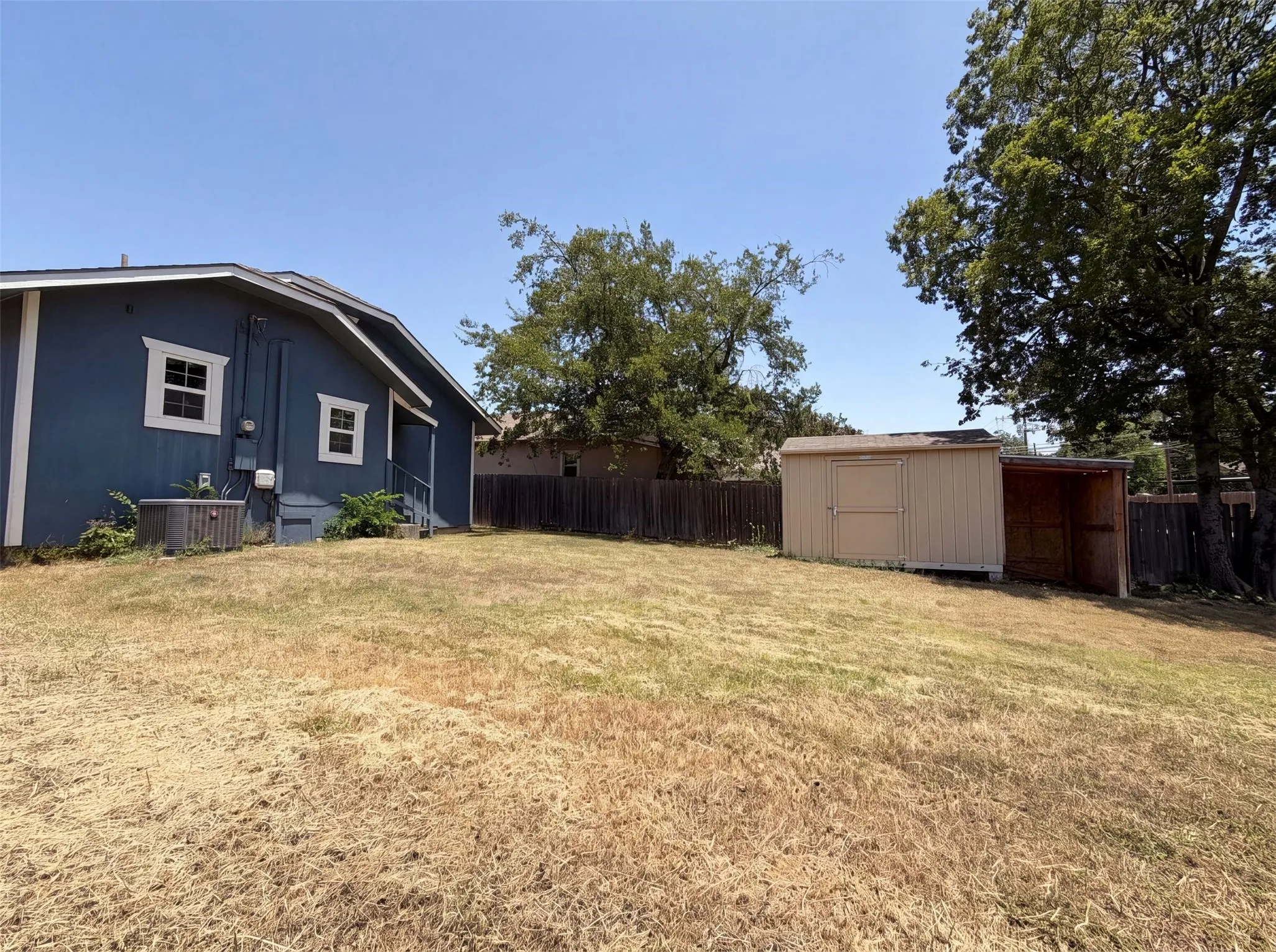 Single Family Residence For Sale in Tarrant County , 2832 Avenue I, Fort Worth, Texas 76105, 2 Bedroom, 1 Bathroom, Garage spaces, 902 Sqft, built in 1928, mls#21322627, Real Estate Agent in Fort Worth, Homes For Sale in Tarrant county, Homes For Sale in Fort Worth, Realtor in Fort Worth Texas, Real Estate Brokerage Independent Realty Texas, Luminita Cordes Realtor