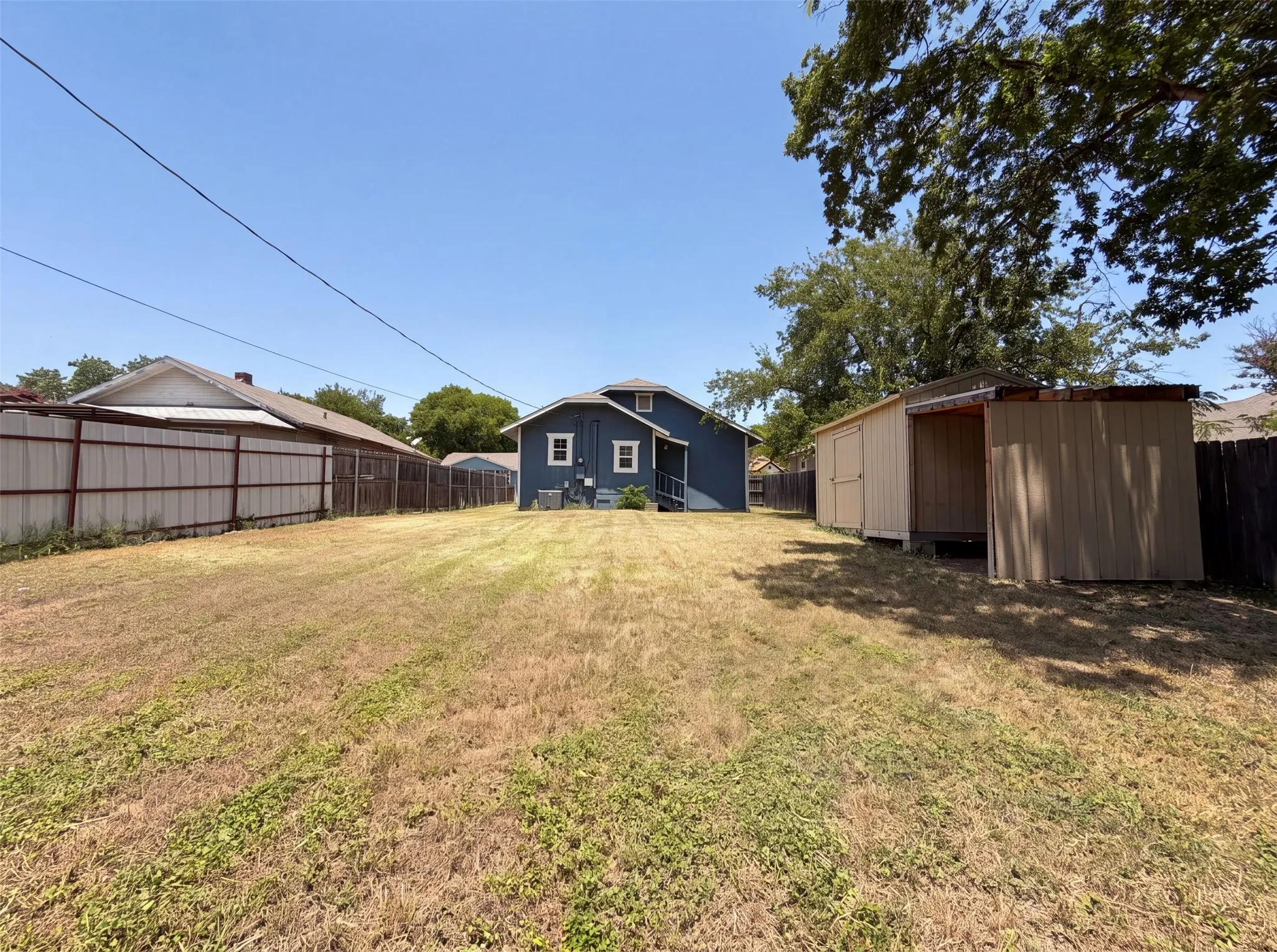 Single Family Residence For Sale in Tarrant County , 2832 Avenue I, Fort Worth, Texas 76105, 2 Bedroom, 1 Bathroom, Garage spaces, 902 Sqft, built in 1928, mls#21322627, Real Estate Agent in Fort Worth, Homes For Sale in Tarrant county, Homes For Sale in Fort Worth, Realtor in Fort Worth Texas, Real Estate Brokerage Independent Realty Texas, Luminita Cordes Realtor