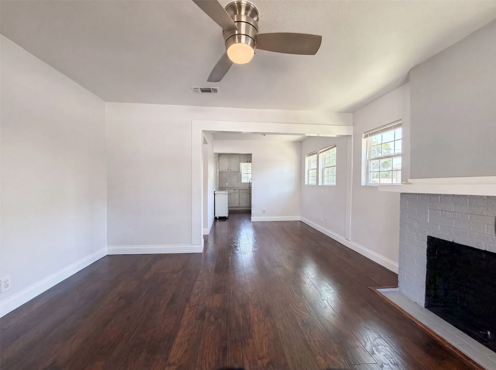 Single Family Residence For Sale in Tarrant County , 2832 Avenue I, Fort Worth, Texas 76105, 2 Bedroom, 1 Bathroom, Garage spaces, 902 Sqft, built in 1928, mls#21322627, Real Estate Agent in Fort Worth, Homes For Sale in Tarrant county, Homes For Sale in Fort Worth, Realtor in Fort Worth Texas, Real Estate Brokerage Independent Realty Texas, Luminita Cordes Realtor