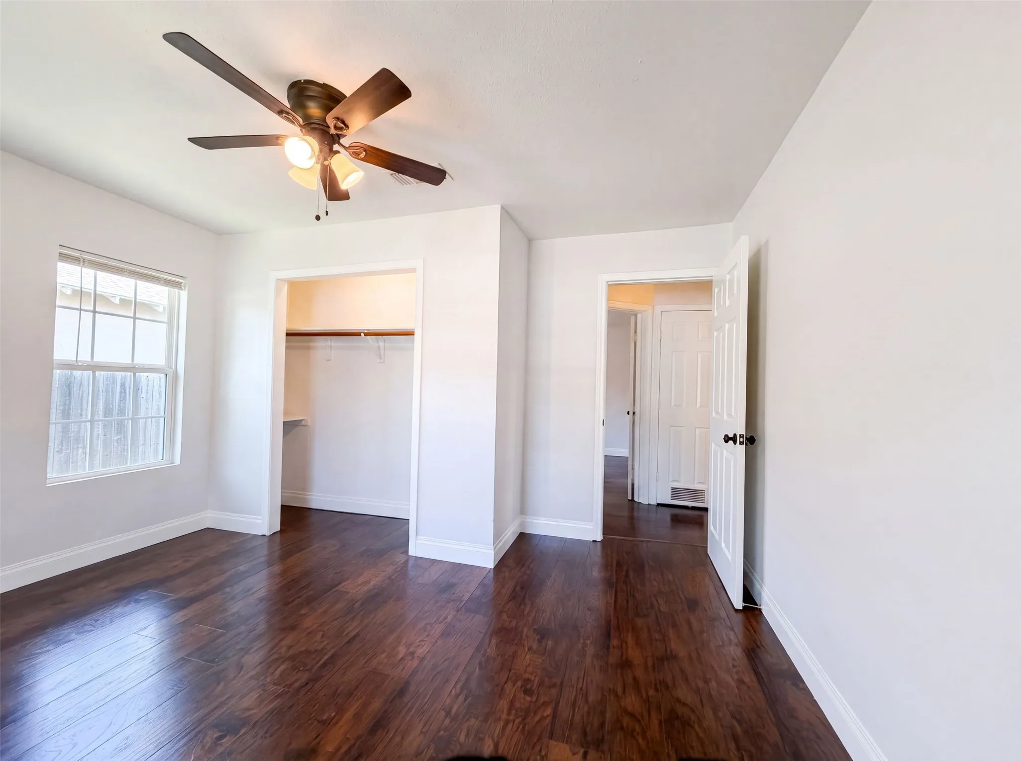 Single Family Residence For Sale in Tarrant County , 2832 Avenue I, Fort Worth, Texas 76105, 2 Bedroom, 1 Bathroom, Garage spaces, 902 Sqft, built in 1928, mls#21322627, Real Estate Agent in Fort Worth, Homes For Sale in Tarrant county, Homes For Sale in Fort Worth, Realtor in Fort Worth Texas, Real Estate Brokerage Independent Realty Texas, Luminita Cordes Realtor