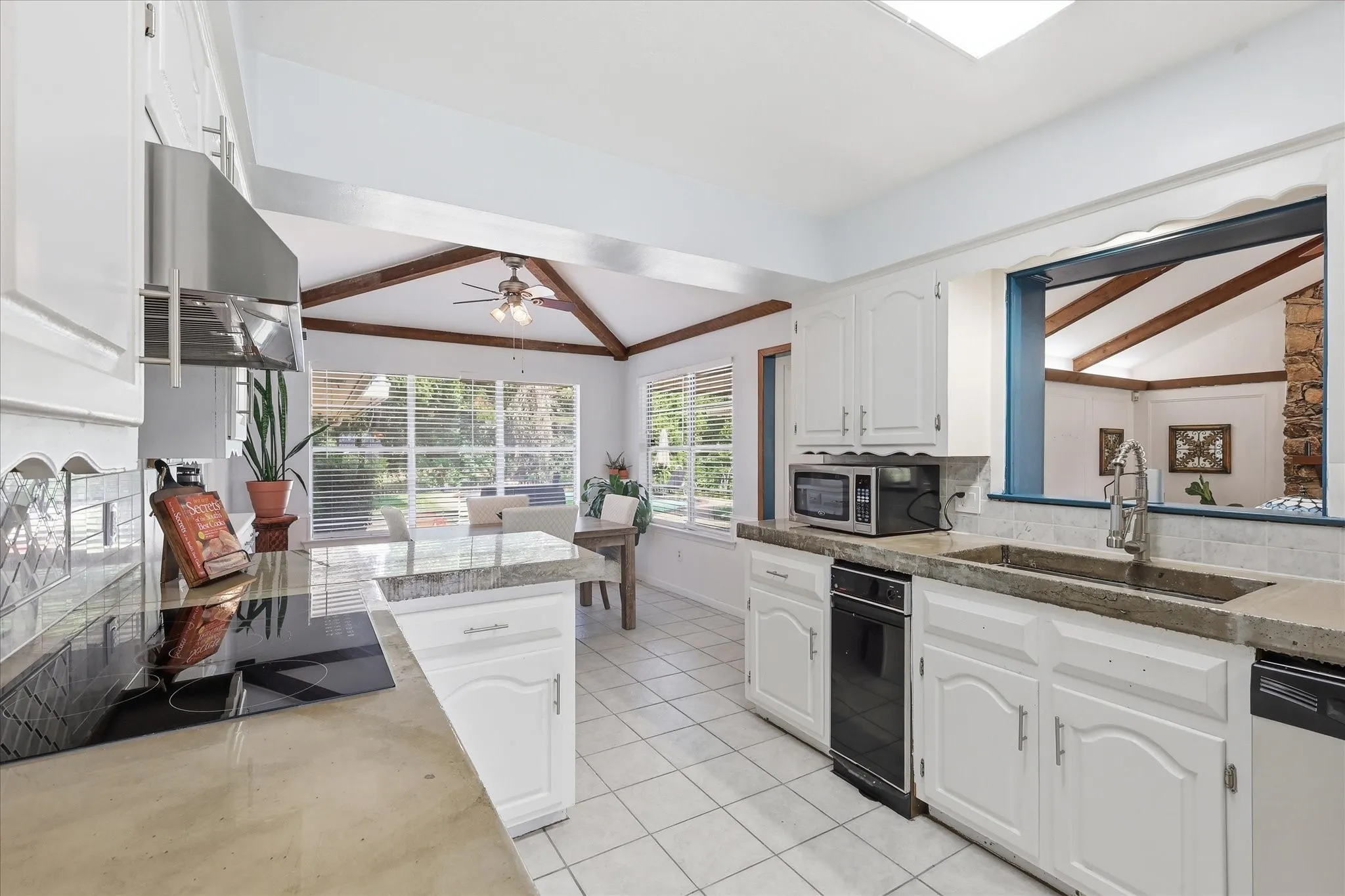 Single Family Residence For Sale in Dallas County , 1116 Spring Lake Drive, Duncanville, Texas 75137, 6 Bedroom, 4 Bathroom, 2 Garage spaces, 3,695 Sqft, built in 1976, mls#21277699, Real Estate Agent in Duncanville, Homes For Sale in Dallas county, Homes For Sale in Duncanville, Realtor in Duncanville Texas, Real Estate Brokerage Independent Realty Texas, Luminita Cordes Realtor