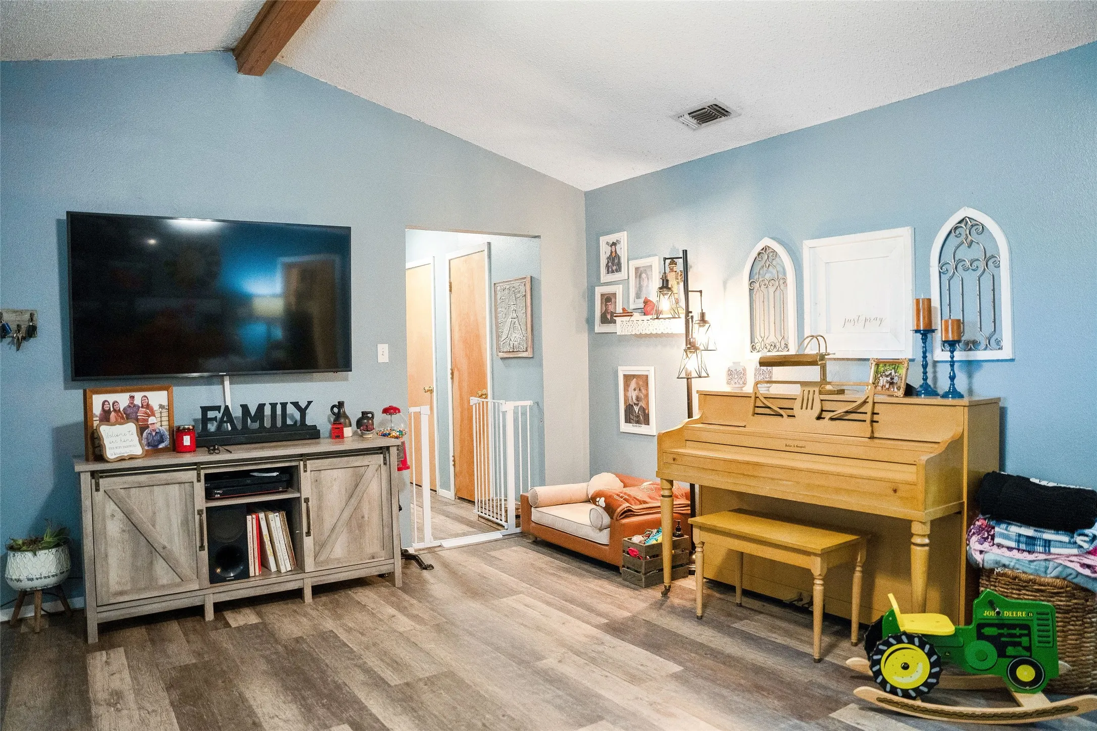 Single Family Residence For Sale in Hopkins County , 15197 Farm Road 71 E, Sulphur Bluff, Texas 75481, 3 Bedroom, 2 Bathroom, Garage spaces, 1,404 Sqft, built in 1996, Price $349,000, mls#21322569, Real Estate Agent in Sulphur Bluff, Homes For Sale in Hopkins county, Homes For Sale in Sulphur Bluff, Realtor in Sulphur Bluff Texas, Real Estate Brokerage Independent Realty Texas, Luminita Cordes Realtor