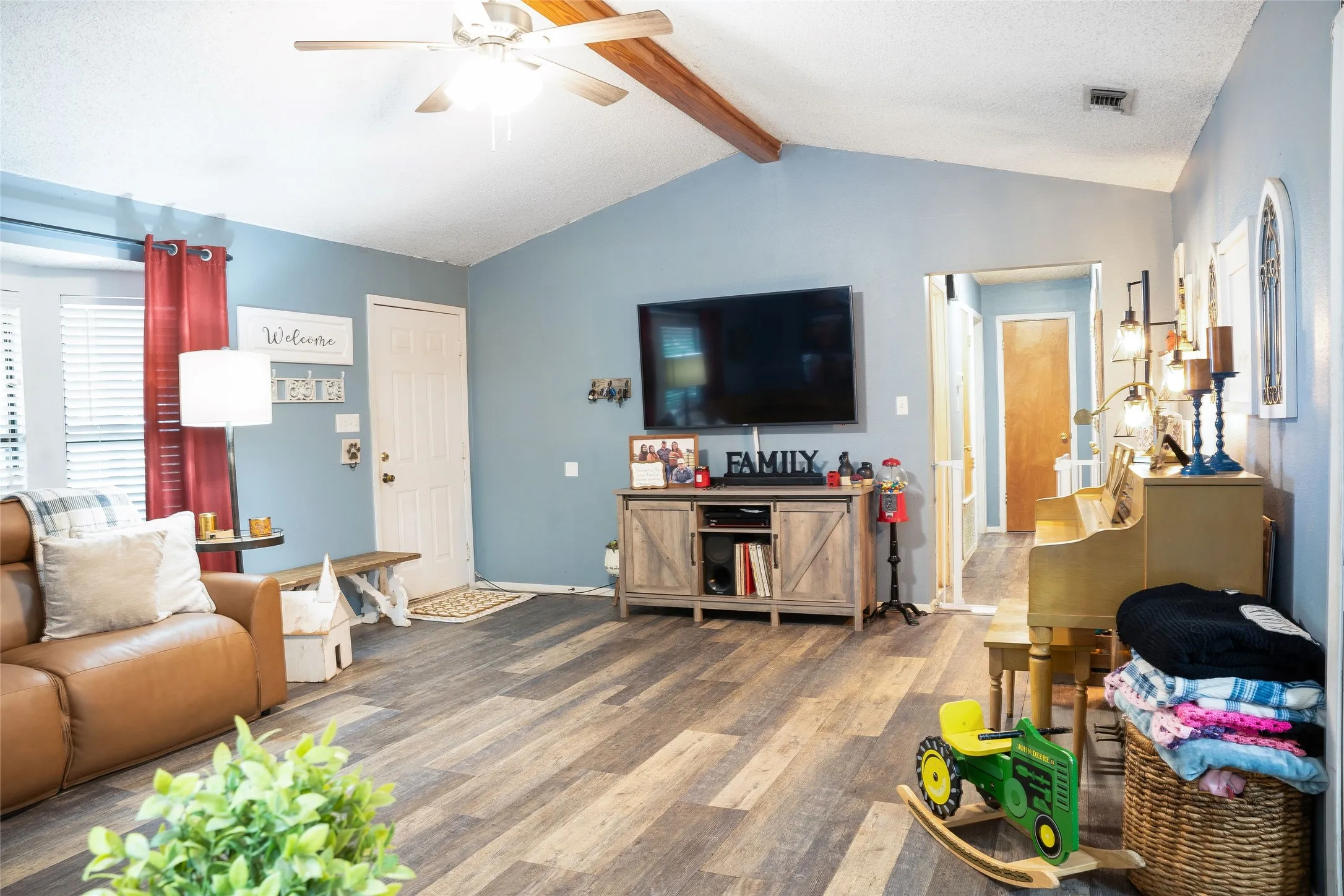 Single Family Residence For Sale in Hopkins County , 15197 Farm Road 71 E, Sulphur Bluff, Texas 75481, 3 Bedroom, 2 Bathroom, Garage spaces, 1,404 Sqft, built in 1996, Price $349,000, mls#21322569, Real Estate Agent in Sulphur Bluff, Homes For Sale in Hopkins county, Homes For Sale in Sulphur Bluff, Realtor in Sulphur Bluff Texas, Real Estate Brokerage Independent Realty Texas, Luminita Cordes Realtor