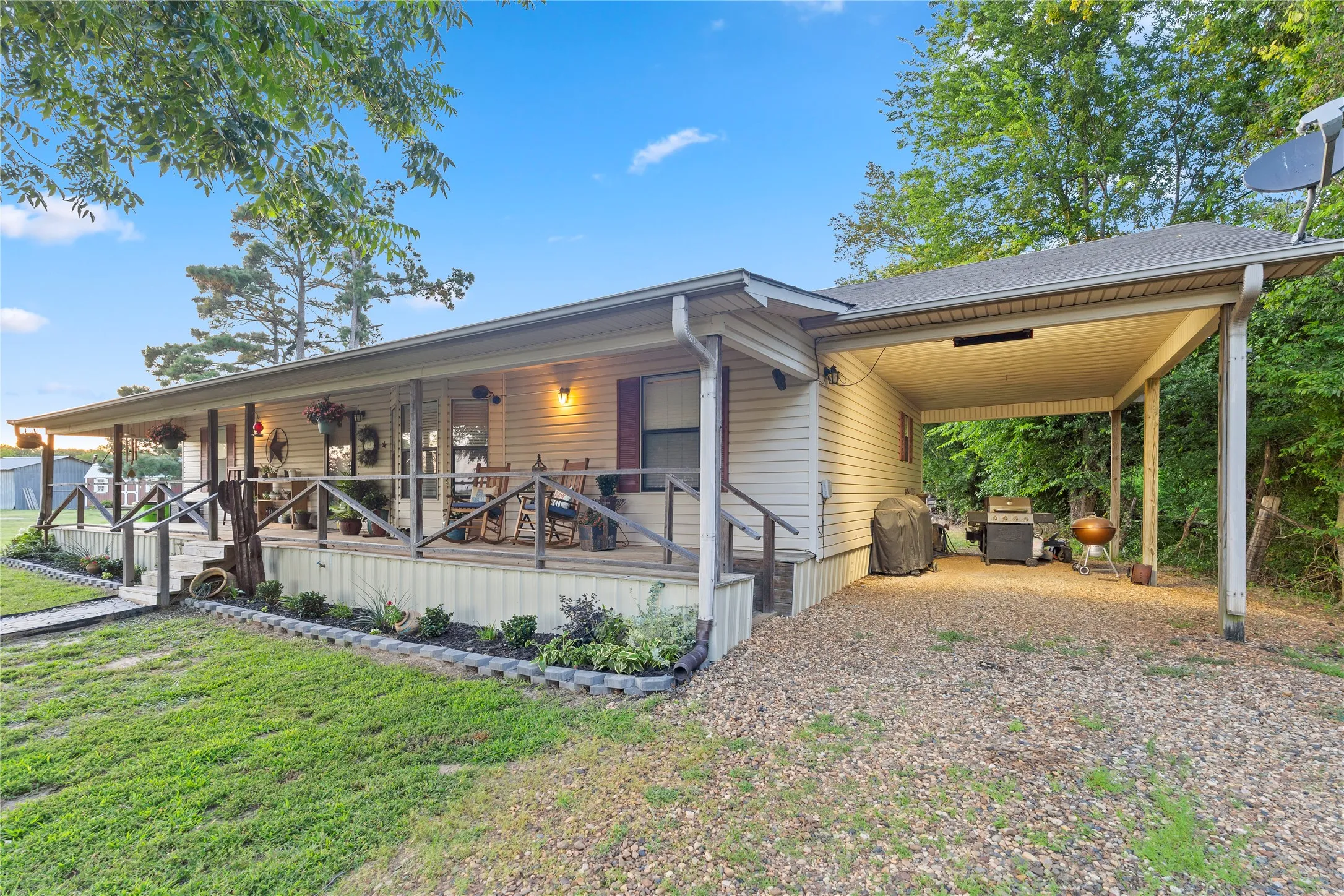 Single Family Residence For Sale in Hopkins County , 15197 Farm Road 71 E, Sulphur Bluff, Texas 75481, 3 Bedroom, 2 Bathroom, Garage spaces, 1,404 Sqft, built in 1996, Price $349,000, mls#21322569, Real Estate Agent in Sulphur Bluff, Homes For Sale in Hopkins county, Homes For Sale in Sulphur Bluff, Realtor in Sulphur Bluff Texas, Real Estate Brokerage Independent Realty Texas, Luminita Cordes Realtor