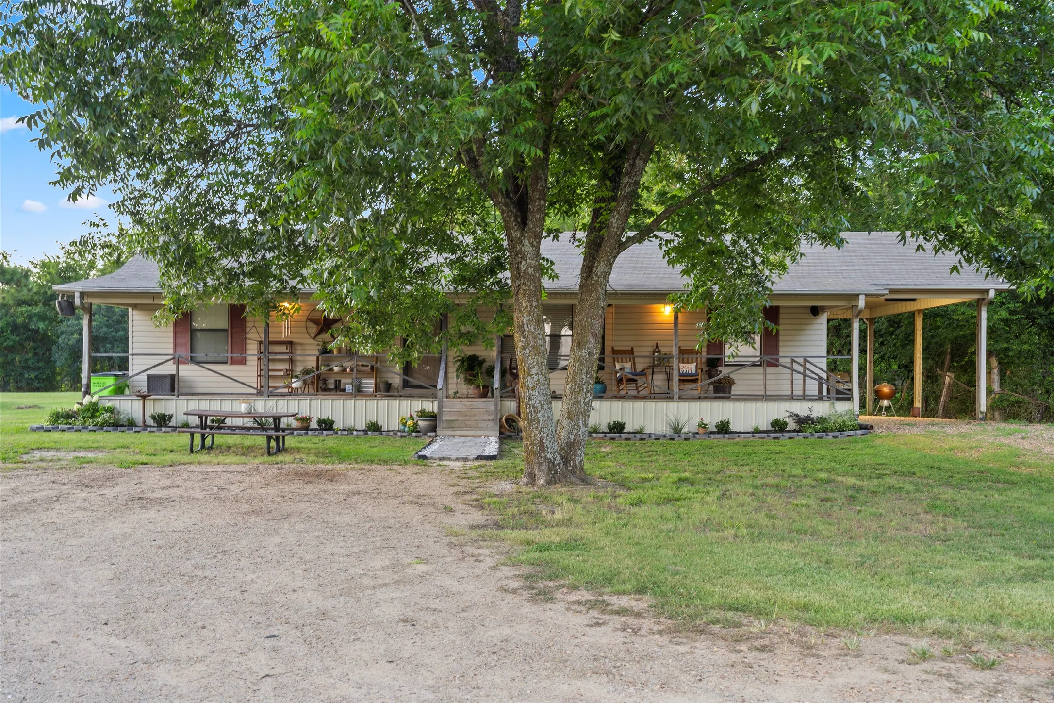 Single Family Residence For Sale in Hopkins County , 15197 Farm Road 71 E, Sulphur Bluff, Texas 75481, 3 Bedroom, 2 Bathroom, Garage spaces, 1,404 Sqft, built in 1996, Price $349,000, mls#21322569, Real Estate Agent in Sulphur Bluff, Homes For Sale in Hopkins county, Homes For Sale in Sulphur Bluff, Realtor in Sulphur Bluff Texas, Real Estate Brokerage Independent Realty Texas, Luminita Cordes Realtor