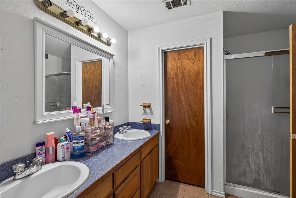 Single Family Residence For Sale in Henderson County , 12281 County Road 2149, Kemp, Texas 75143, 4 Bedroom, 3 Bathroom, Garage spaces, 2,760 Sqft, built in 2003, mls#21322671, Real Estate Agent in Kemp, Homes For Sale in Henderson county, Homes For Sale in Kemp, Realtor in Kemp Texas, Real Estate Brokerage Independent Realty Texas, Luminita Cordes Realtor