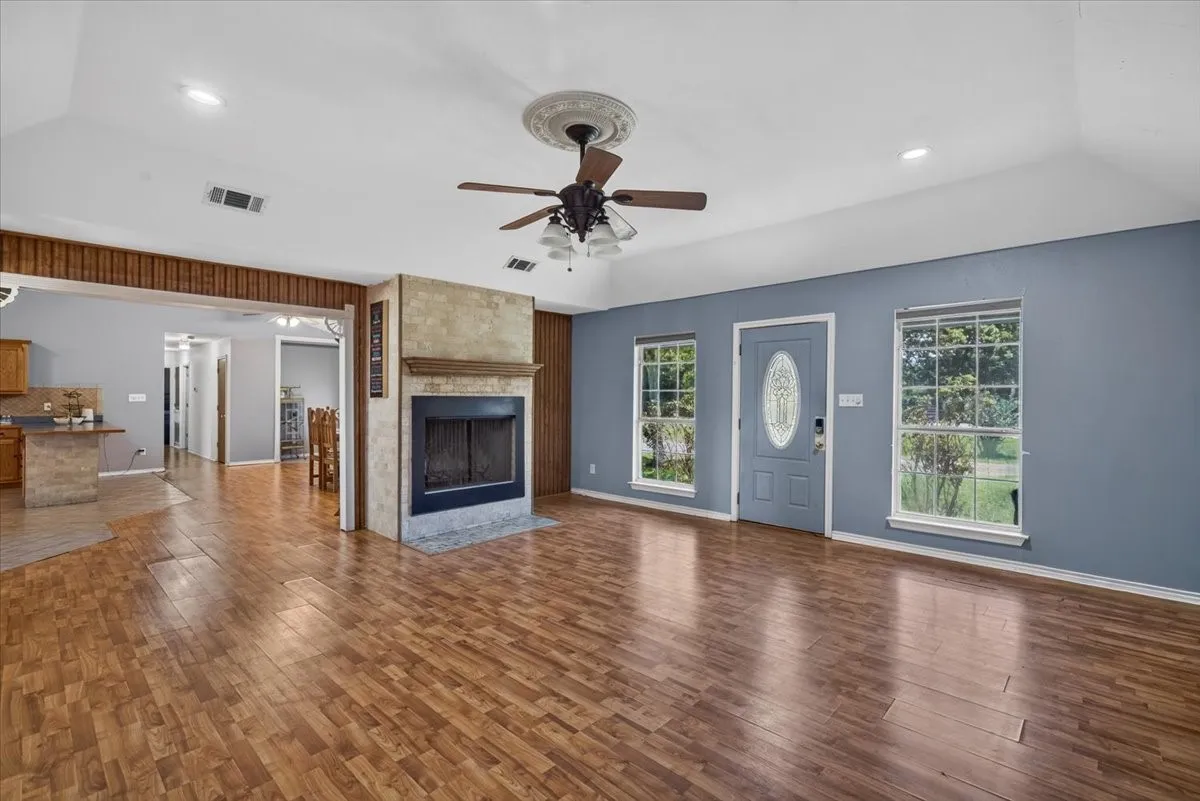 Single Family Residence For Sale in Henderson County , 12281 County Road 2149, Kemp, Texas 75143, 4 Bedroom, 3 Bathroom, Garage spaces, 2,760 Sqft, built in 2003, mls#21322671, Real Estate Agent in Kemp, Homes For Sale in Henderson county, Homes For Sale in Kemp, Realtor in Kemp Texas, Real Estate Brokerage Independent Realty Texas, Luminita Cordes Realtor