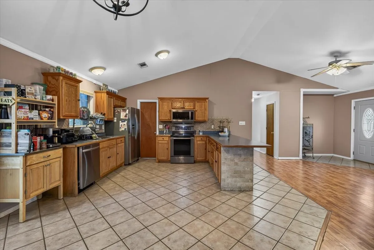 Single Family Residence For Sale in Henderson County , 12281 County Road 2149, Kemp, Texas 75143, 4 Bedroom, 3 Bathroom, Garage spaces, 2,760 Sqft, built in 2003, mls#21322671, Real Estate Agent in Kemp, Homes For Sale in Henderson county, Homes For Sale in Kemp, Realtor in Kemp Texas, Real Estate Brokerage Independent Realty Texas, Luminita Cordes Realtor