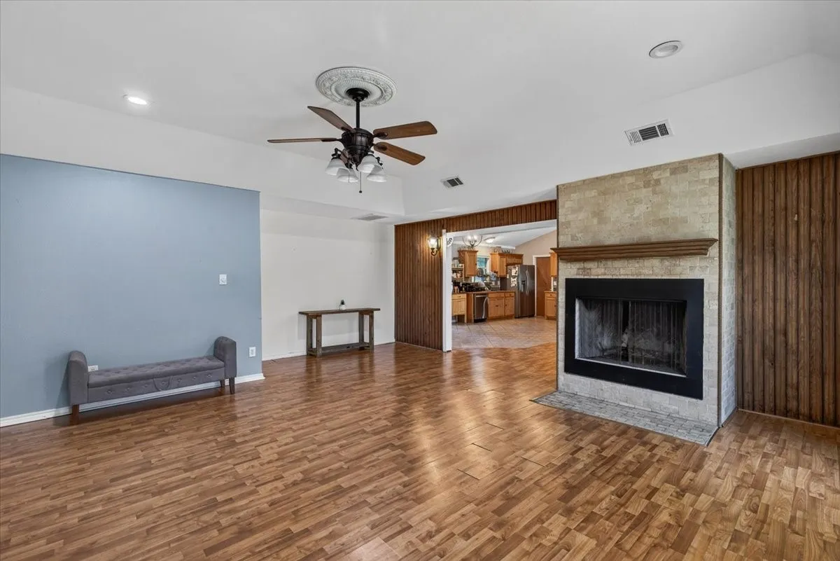 Single Family Residence For Sale in Henderson County , 12281 County Road 2149, Kemp, Texas 75143, 4 Bedroom, 3 Bathroom, Garage spaces, 2,760 Sqft, built in 2003, mls#21322671, Real Estate Agent in Kemp, Homes For Sale in Henderson county, Homes For Sale in Kemp, Realtor in Kemp Texas, Real Estate Brokerage Independent Realty Texas, Luminita Cordes Realtor