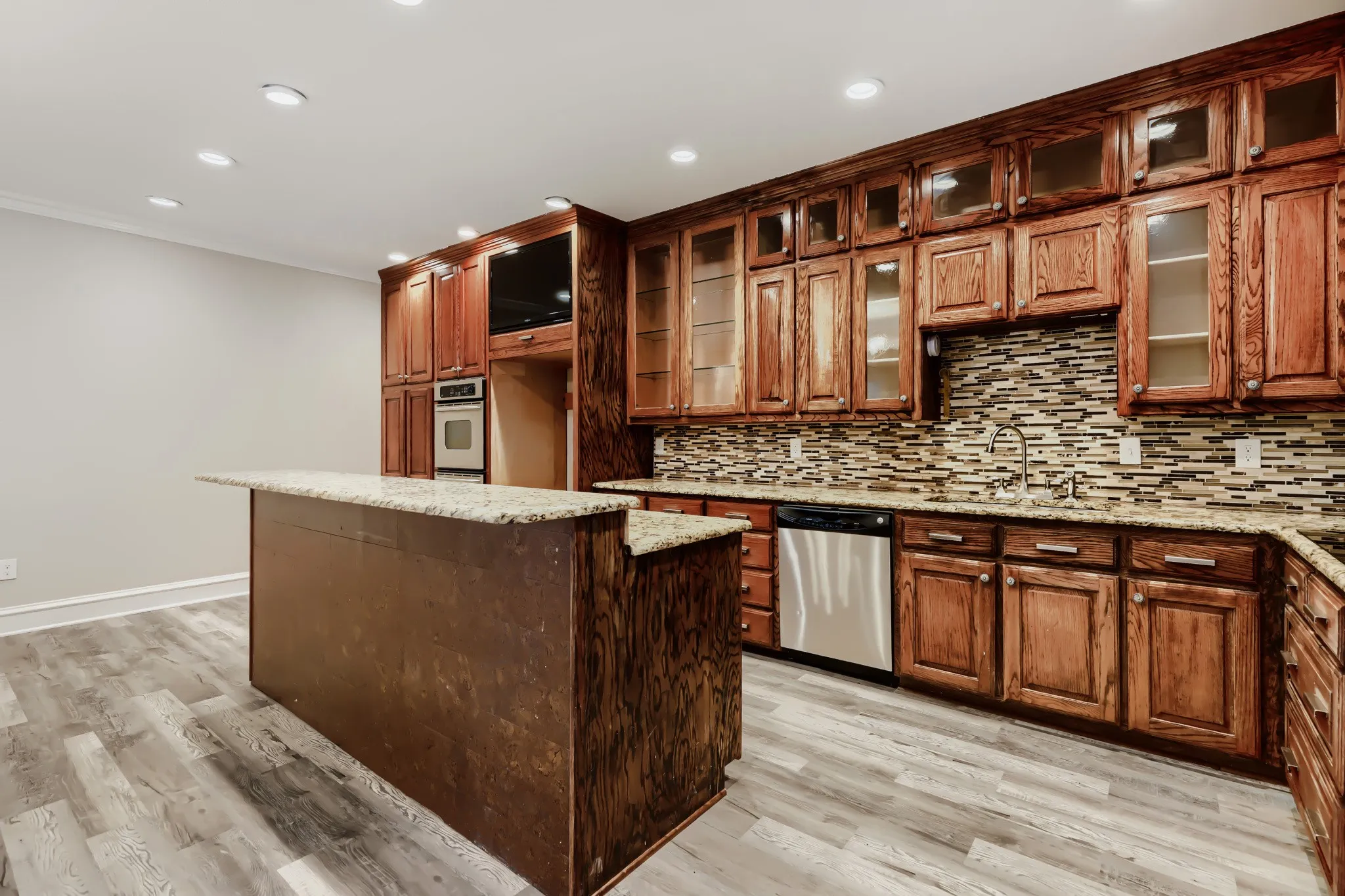 Single Family Residence For Sale in Rockwall County , 3150 Bourbon Street Circle, Rockwall, Texas 75032, 3 Bedroom, 3 Bathroom, 2 Garage spaces, 2,146 Sqft, built in 1990, mls#21207277, Real Estate Agent in Rockwall, Homes For Sale in Rockwall county, Homes For Sale in Rockwall, Realtor in Rockwall Texas, Real Estate Brokerage Independent Realty Texas, Luminita Cordes Realtor