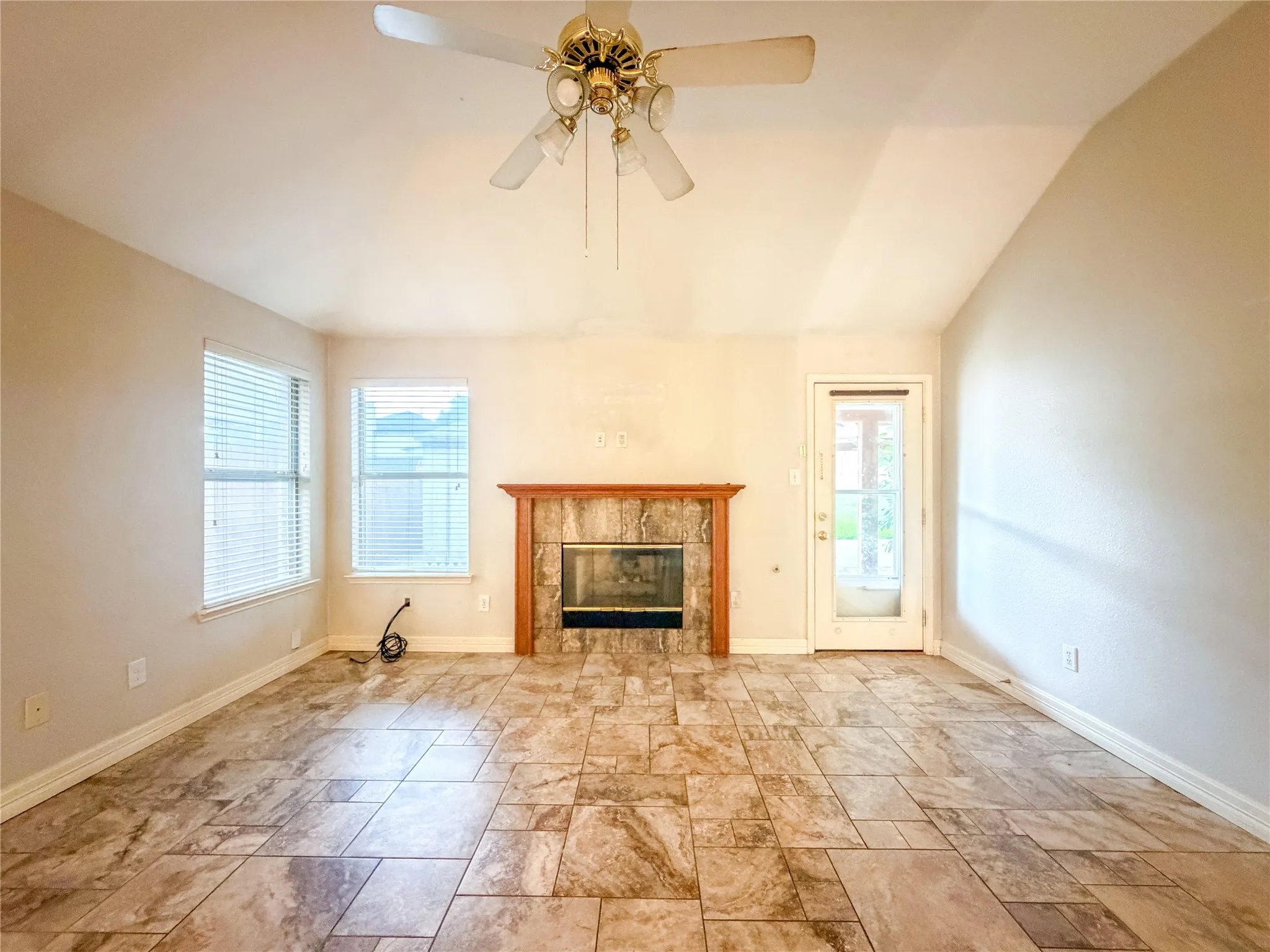 Single Family Residence For Rent in Tarrant County , 2752 Scarborough Drive, Grand Prairie, Texas 75052, 3 Bedrooms, 2 Bathrooms, 2 Garage spaces, 1,721 Sqft, built in 1998, Price $2,200, mls#21316148, Real Estate Agent in Grand Prairie, Homes For Rent in Tarrant county, Homes For Rent in Grand Prairie, Realtor in Grand Prairie Texas, Real Estate Brokerage Independent Realty Texas, Luminita Cordes Realtor