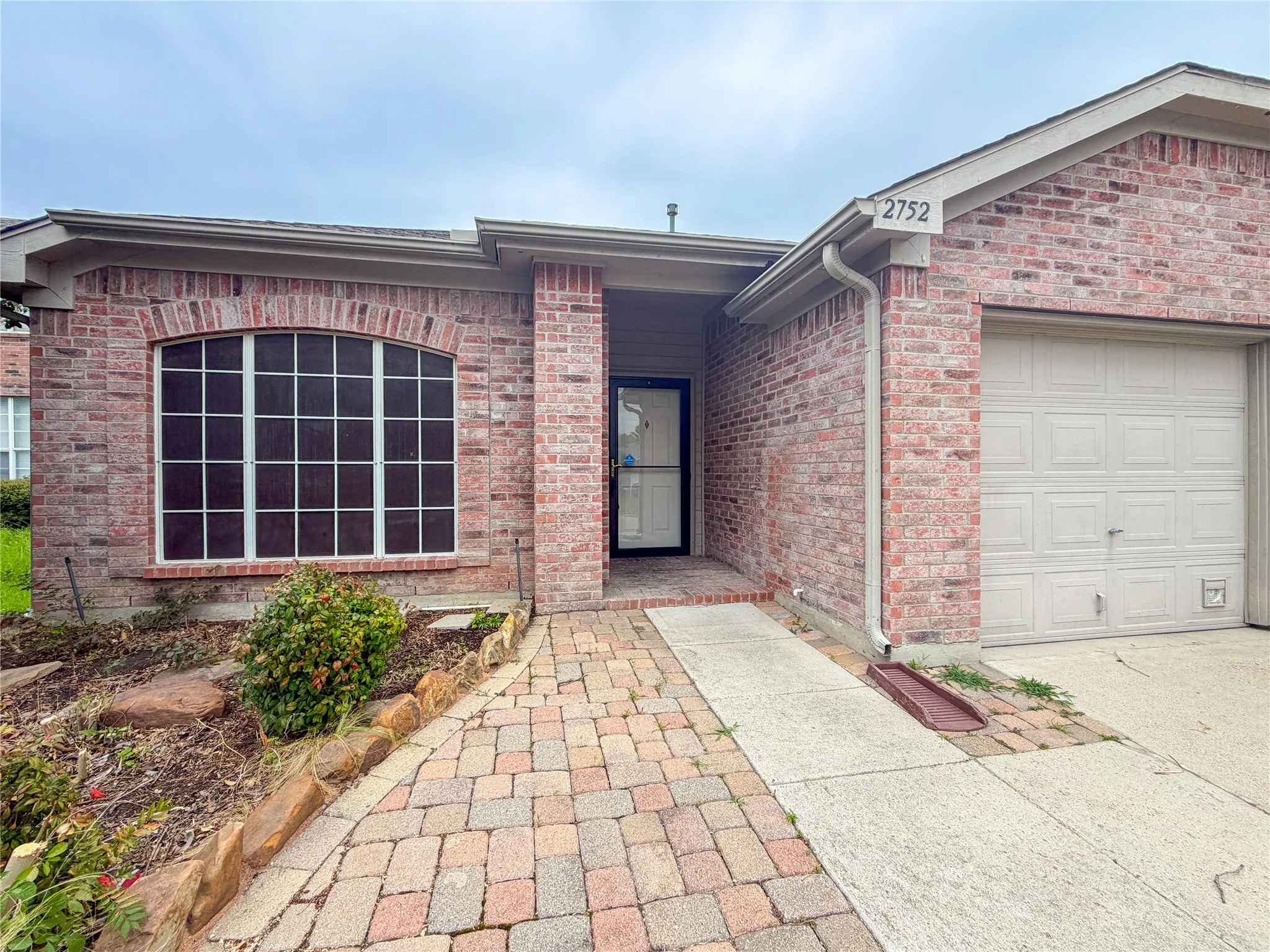 Single Family Residence For Rent in Tarrant County , 2752 Scarborough Drive, Grand Prairie, Texas 75052, 3 Bedrooms, 2 Bathrooms, 2 Garage spaces, 1,721 Sqft, built in 1998, Price $2,200, mls#21316148, Real Estate Agent in Grand Prairie, Homes For Rent in Tarrant county, Homes For Rent in Grand Prairie, Realtor in Grand Prairie Texas, Real Estate Brokerage Independent Realty Texas, Luminita Cordes Realtor