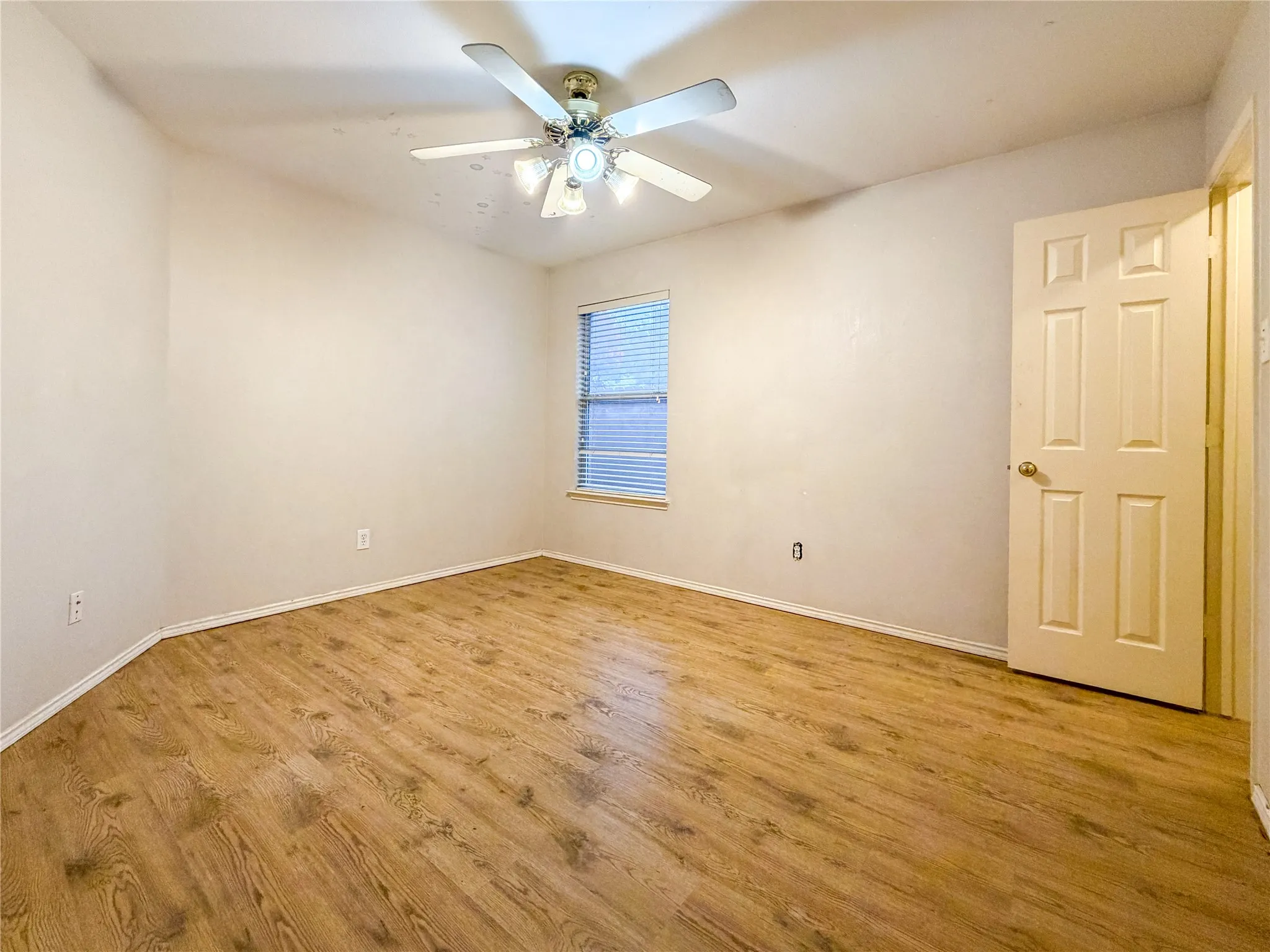 Single Family Residence For Rent in Tarrant County , 2752 Scarborough Drive, Grand Prairie, Texas 75052, 3 Bedrooms, 2 Bathrooms, 2 Garage spaces, 1,721 Sqft, built in 1998, Price $2,200, mls#21316148, Real Estate Agent in Grand Prairie, Homes For Rent in Tarrant county, Homes For Rent in Grand Prairie, Realtor in Grand Prairie Texas, Real Estate Brokerage Independent Realty Texas, Luminita Cordes Realtor