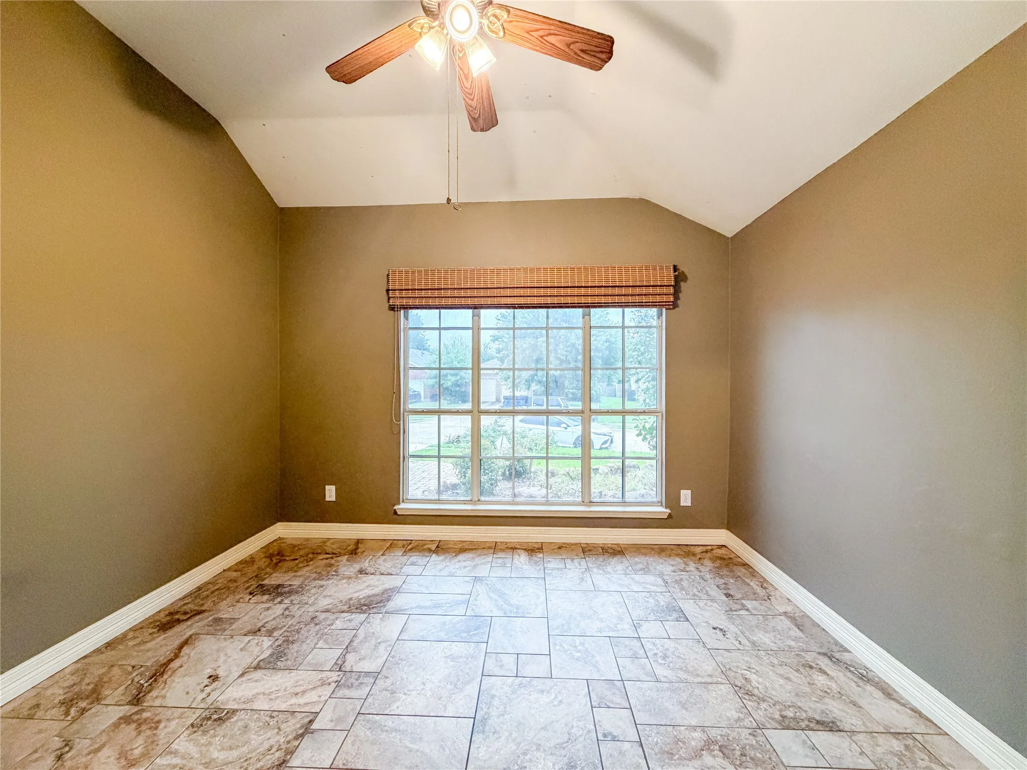 Single Family Residence For Rent in Tarrant County , 2752 Scarborough Drive, Grand Prairie, Texas 75052, 3 Bedrooms, 2 Bathrooms, 2 Garage spaces, 1,721 Sqft, built in 1998, Price $2,200, mls#21316148, Real Estate Agent in Grand Prairie, Homes For Rent in Tarrant county, Homes For Rent in Grand Prairie, Realtor in Grand Prairie Texas, Real Estate Brokerage Independent Realty Texas, Luminita Cordes Realtor