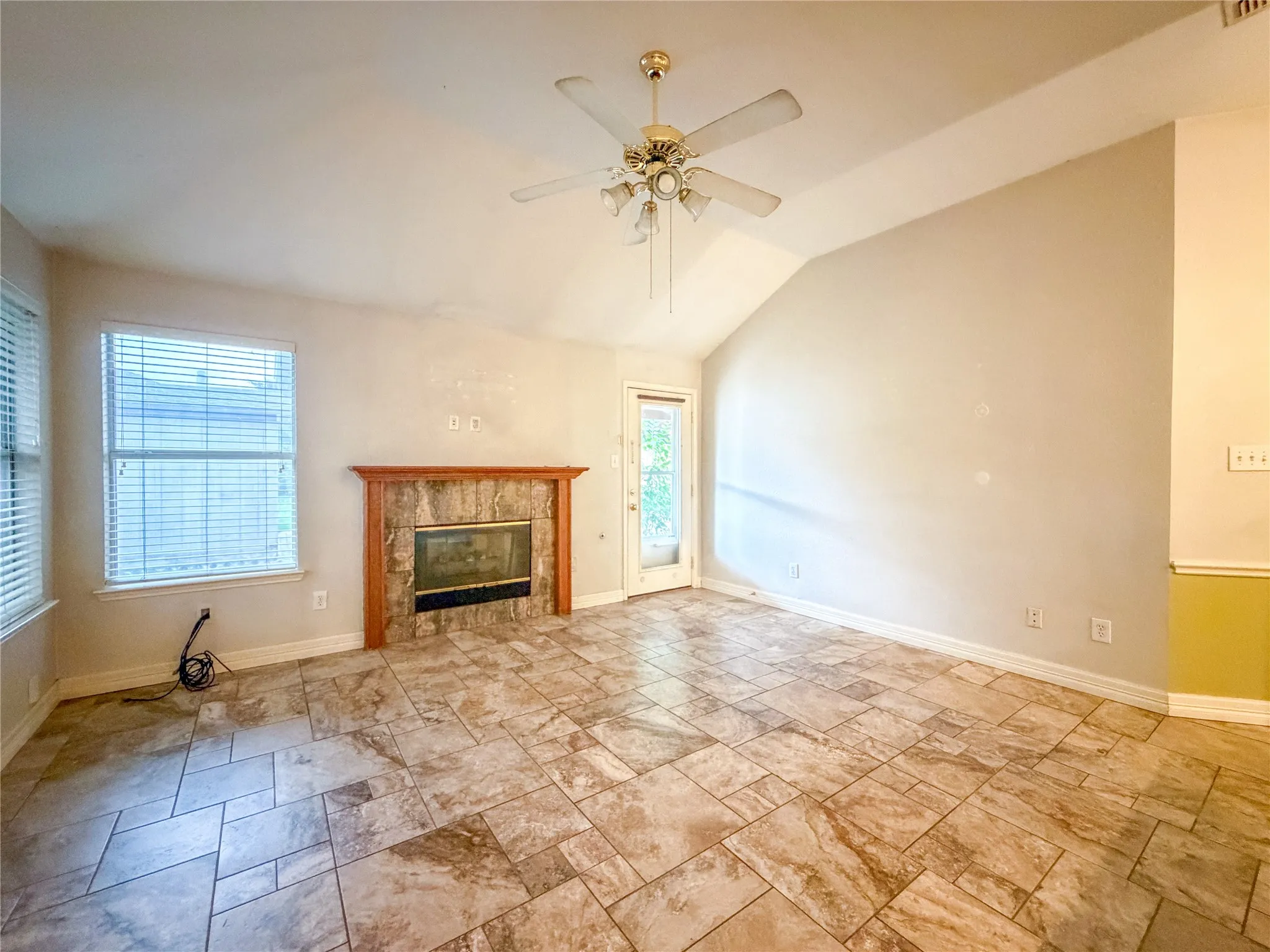 Single Family Residence For Rent in Tarrant County , 2752 Scarborough Drive, Grand Prairie, Texas 75052, 3 Bedrooms, 2 Bathrooms, 2 Garage spaces, 1,721 Sqft, built in 1998, Price $2,200, mls#21316148, Real Estate Agent in Grand Prairie, Homes For Rent in Tarrant county, Homes For Rent in Grand Prairie, Realtor in Grand Prairie Texas, Real Estate Brokerage Independent Realty Texas, Luminita Cordes Realtor