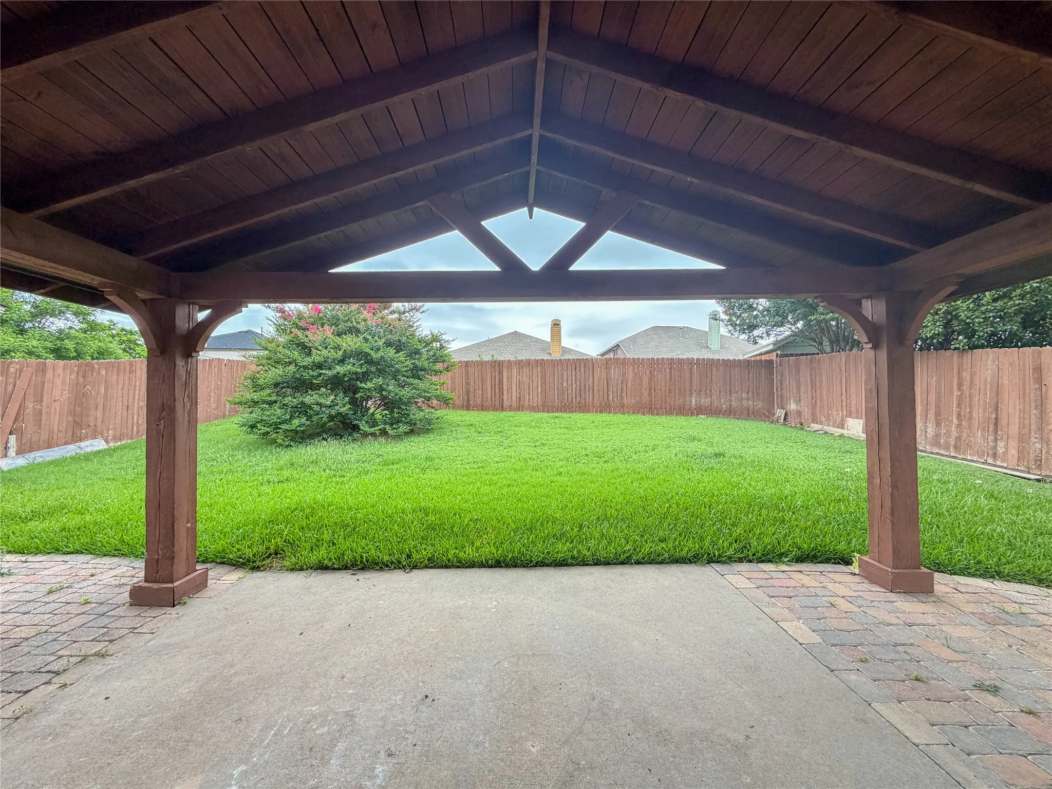 Single Family Residence For Rent in Tarrant County , 2752 Scarborough Drive, Grand Prairie, Texas 75052, 3 Bedrooms, 2 Bathrooms, 2 Garage spaces, 1,721 Sqft, built in 1998, Price $2,200, mls#21316148, Real Estate Agent in Grand Prairie, Homes For Rent in Tarrant county, Homes For Rent in Grand Prairie, Realtor in Grand Prairie Texas, Real Estate Brokerage Independent Realty Texas, Luminita Cordes Realtor