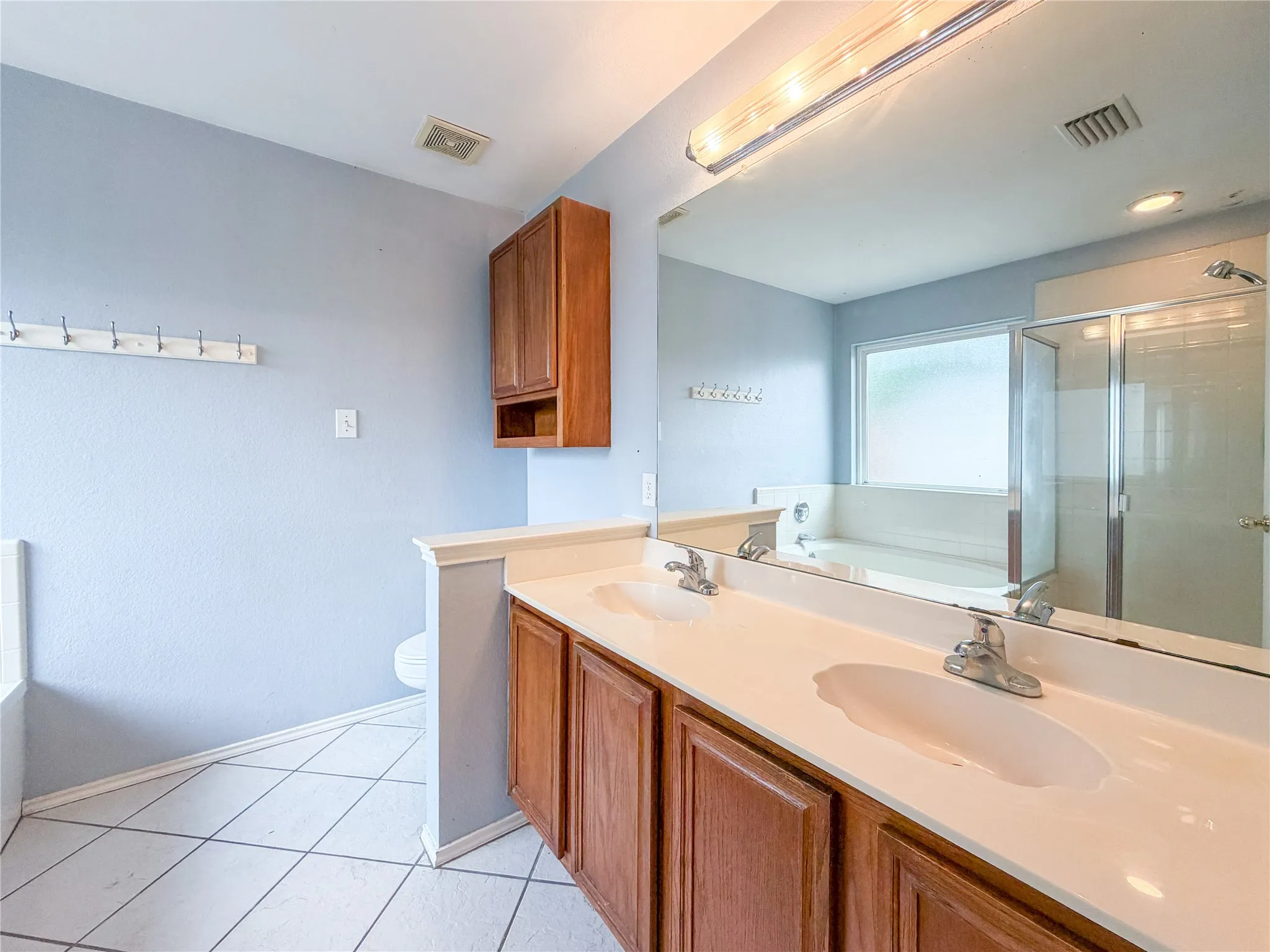 Single Family Residence For Rent in Tarrant County , 2752 Scarborough Drive, Grand Prairie, Texas 75052, 3 Bedrooms, 2 Bathrooms, 2 Garage spaces, 1,721 Sqft, built in 1998, Price $2,200, mls#21316148, Real Estate Agent in Grand Prairie, Homes For Rent in Tarrant county, Homes For Rent in Grand Prairie, Realtor in Grand Prairie Texas, Real Estate Brokerage Independent Realty Texas, Luminita Cordes Realtor