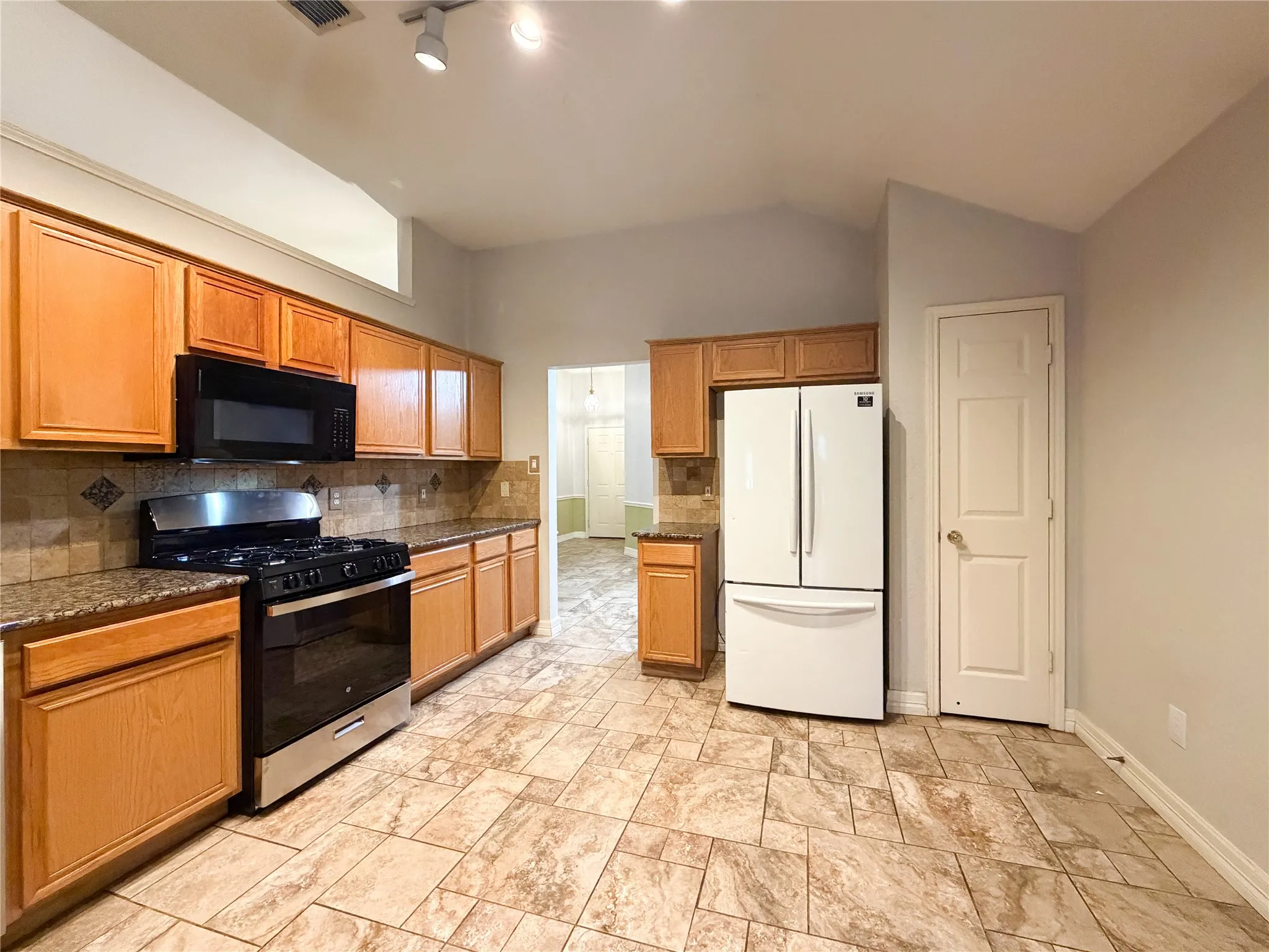 Single Family Residence For Rent in Tarrant County , 2752 Scarborough Drive, Grand Prairie, Texas 75052, 3 Bedrooms, 2 Bathrooms, 2 Garage spaces, 1,721 Sqft, built in 1998, Price $2,200, mls#21316148, Real Estate Agent in Grand Prairie, Homes For Rent in Tarrant county, Homes For Rent in Grand Prairie, Realtor in Grand Prairie Texas, Real Estate Brokerage Independent Realty Texas, Luminita Cordes Realtor