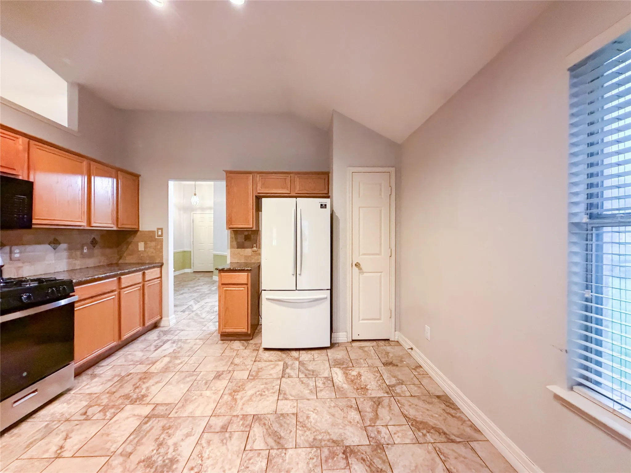 Single Family Residence For Rent in Tarrant County , 2752 Scarborough Drive, Grand Prairie, Texas 75052, 3 Bedrooms, 2 Bathrooms, 2 Garage spaces, 1,721 Sqft, built in 1998, Price $2,200, mls#21316148, Real Estate Agent in Grand Prairie, Homes For Rent in Tarrant county, Homes For Rent in Grand Prairie, Realtor in Grand Prairie Texas, Real Estate Brokerage Independent Realty Texas, Luminita Cordes Realtor