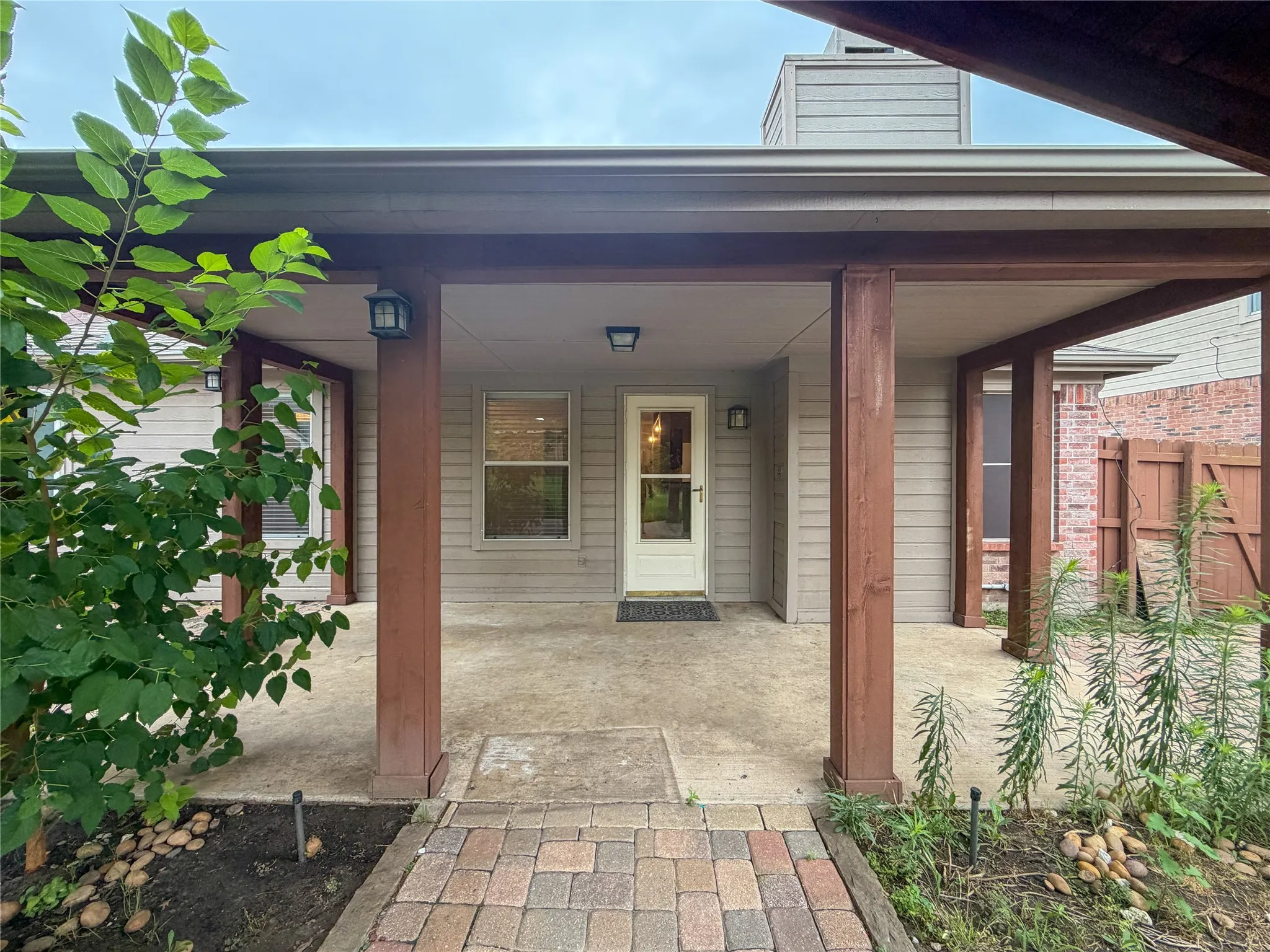 Single Family Residence For Rent in Tarrant County , 2752 Scarborough Drive, Grand Prairie, Texas 75052, 3 Bedrooms, 2 Bathrooms, 2 Garage spaces, 1,721 Sqft, built in 1998, Price $2,200, mls#21316148, Real Estate Agent in Grand Prairie, Homes For Rent in Tarrant county, Homes For Rent in Grand Prairie, Realtor in Grand Prairie Texas, Real Estate Brokerage Independent Realty Texas, Luminita Cordes Realtor