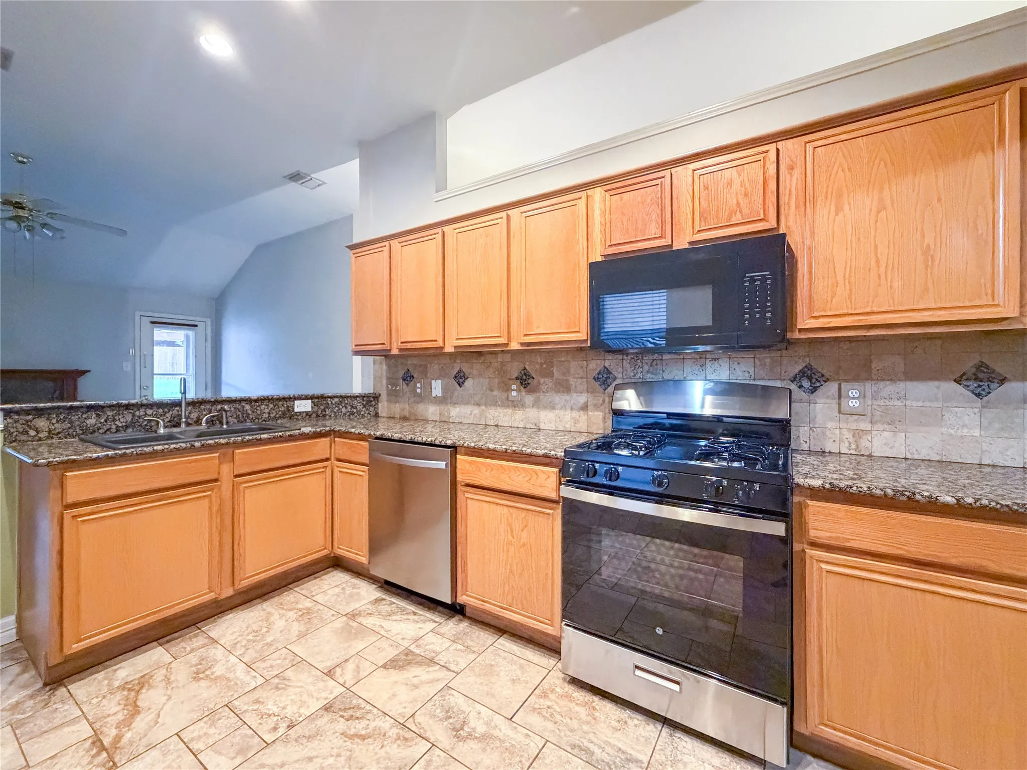 Single Family Residence For Rent in Tarrant County , 2752 Scarborough Drive, Grand Prairie, Texas 75052, 3 Bedrooms, 2 Bathrooms, 2 Garage spaces, 1,721 Sqft, built in 1998, Price $2,200, mls#21316148, Real Estate Agent in Grand Prairie, Homes For Rent in Tarrant county, Homes For Rent in Grand Prairie, Realtor in Grand Prairie Texas, Real Estate Brokerage Independent Realty Texas, Luminita Cordes Realtor